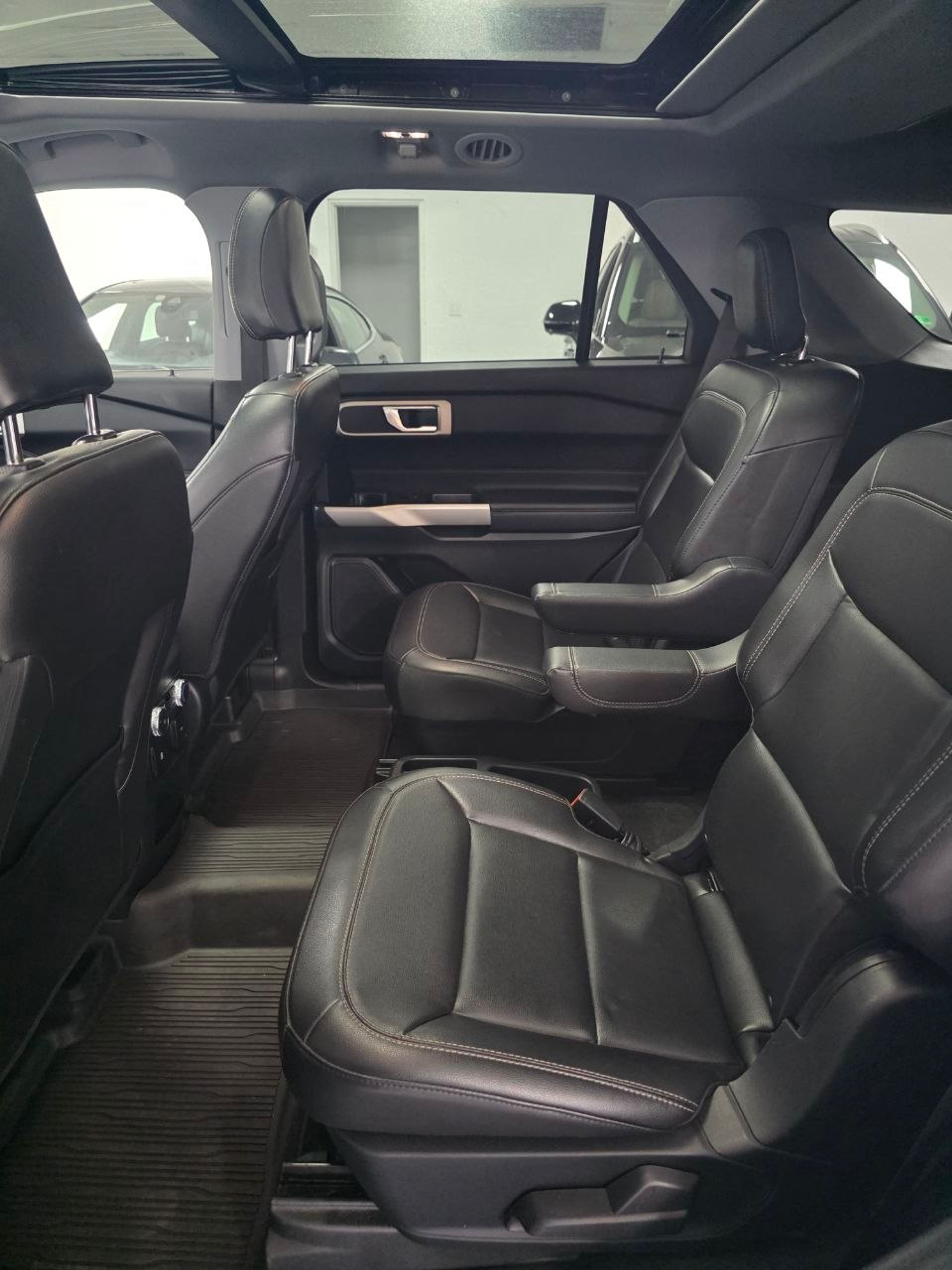 2021 Ford Explorer White - Photo 6 of 7