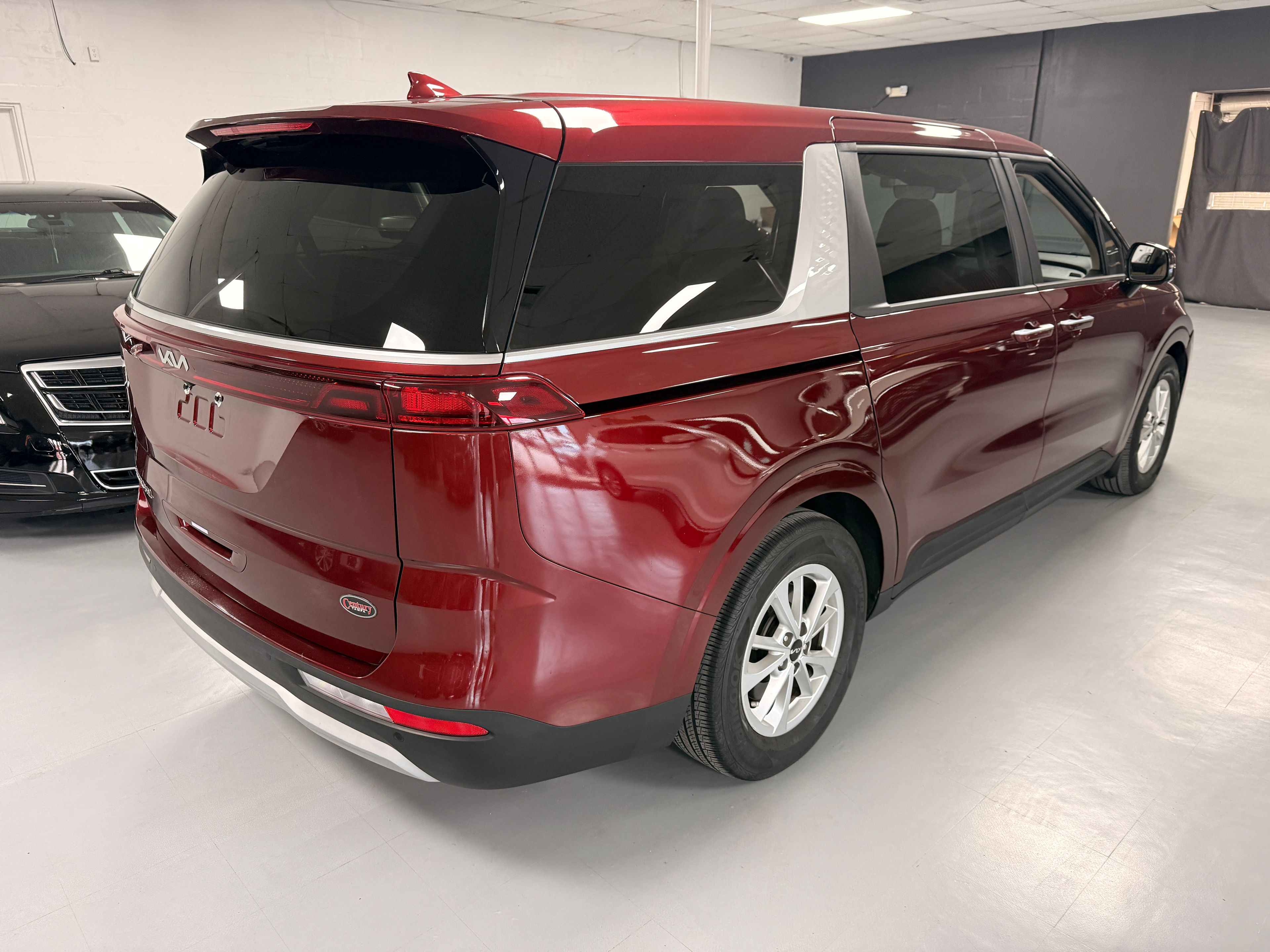 2022 Kia Carnival Burgundy - Photo 4 of 9