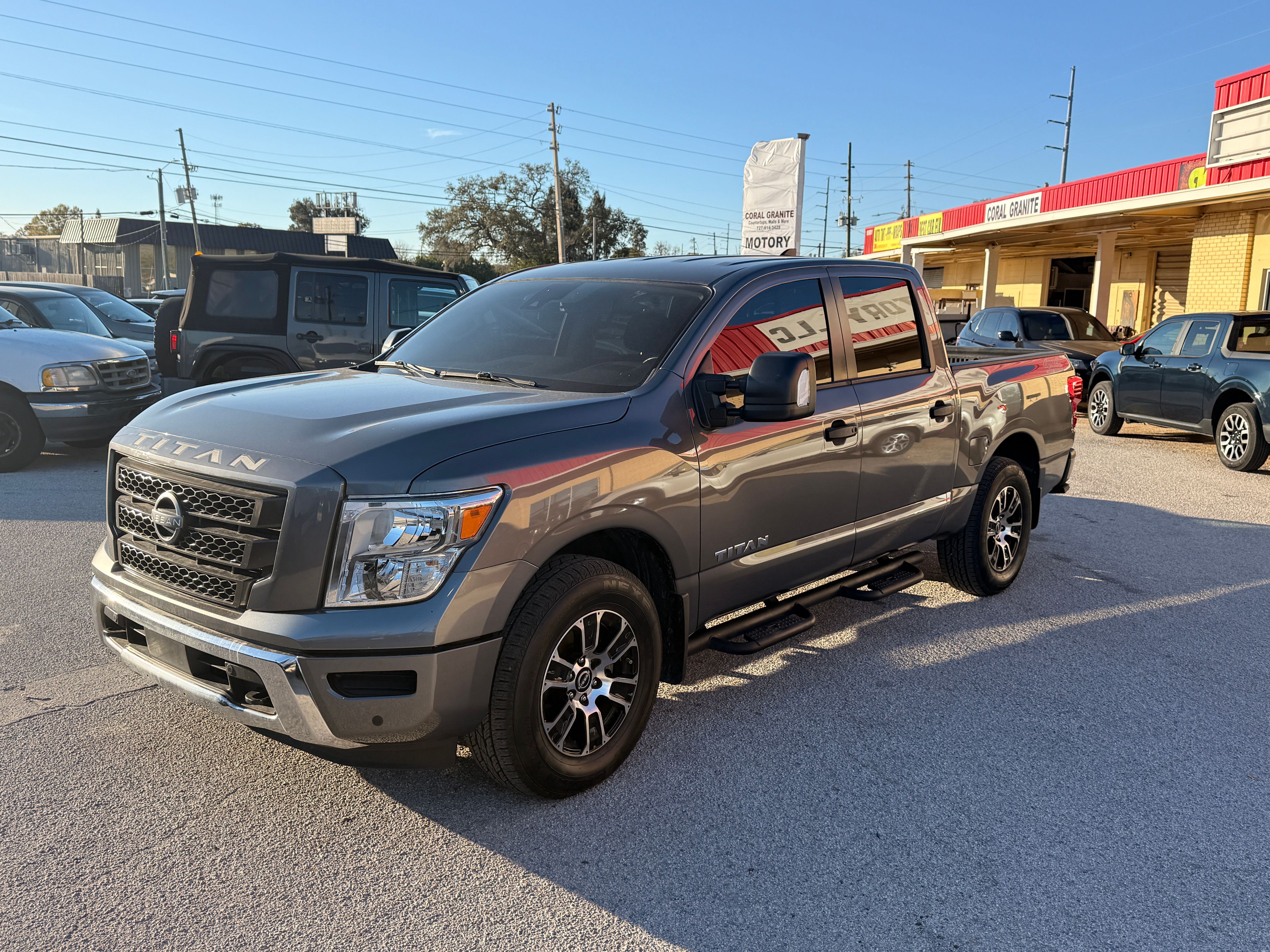 2023 Nissan Titan Gray - Photo 2 of 9