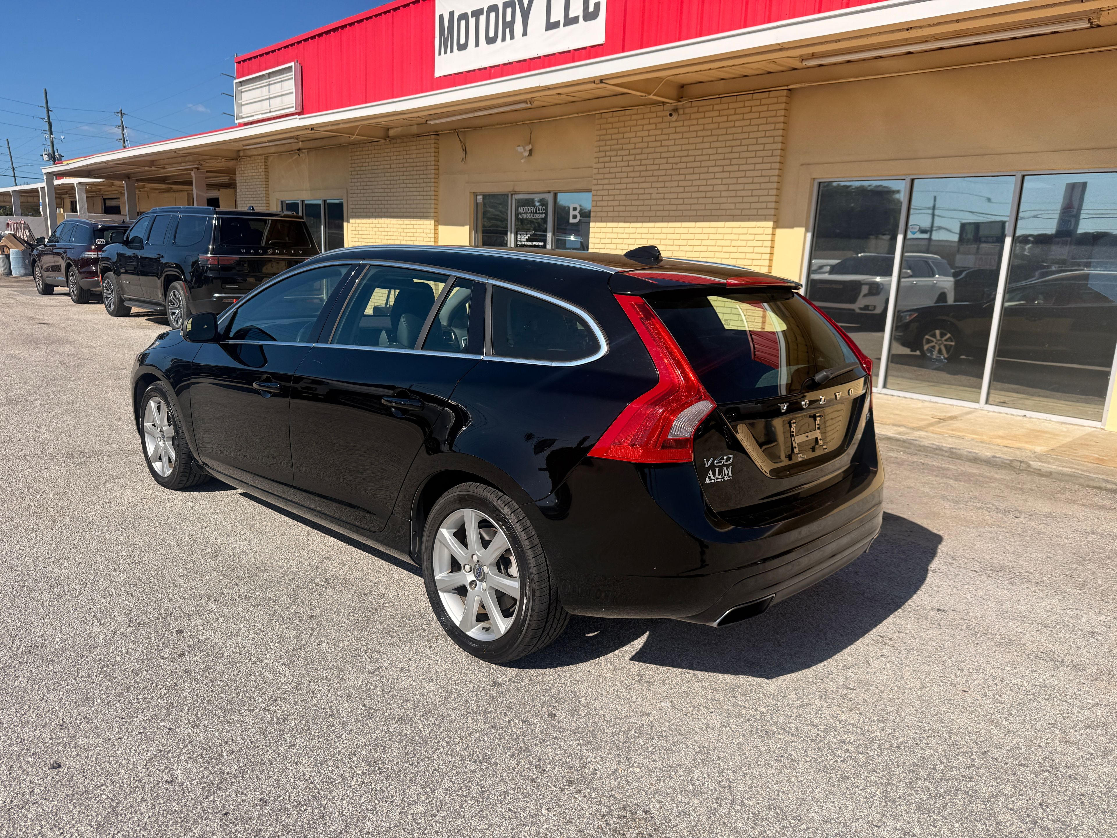 2016 Volvo V60 Black - Photo 4 of 7