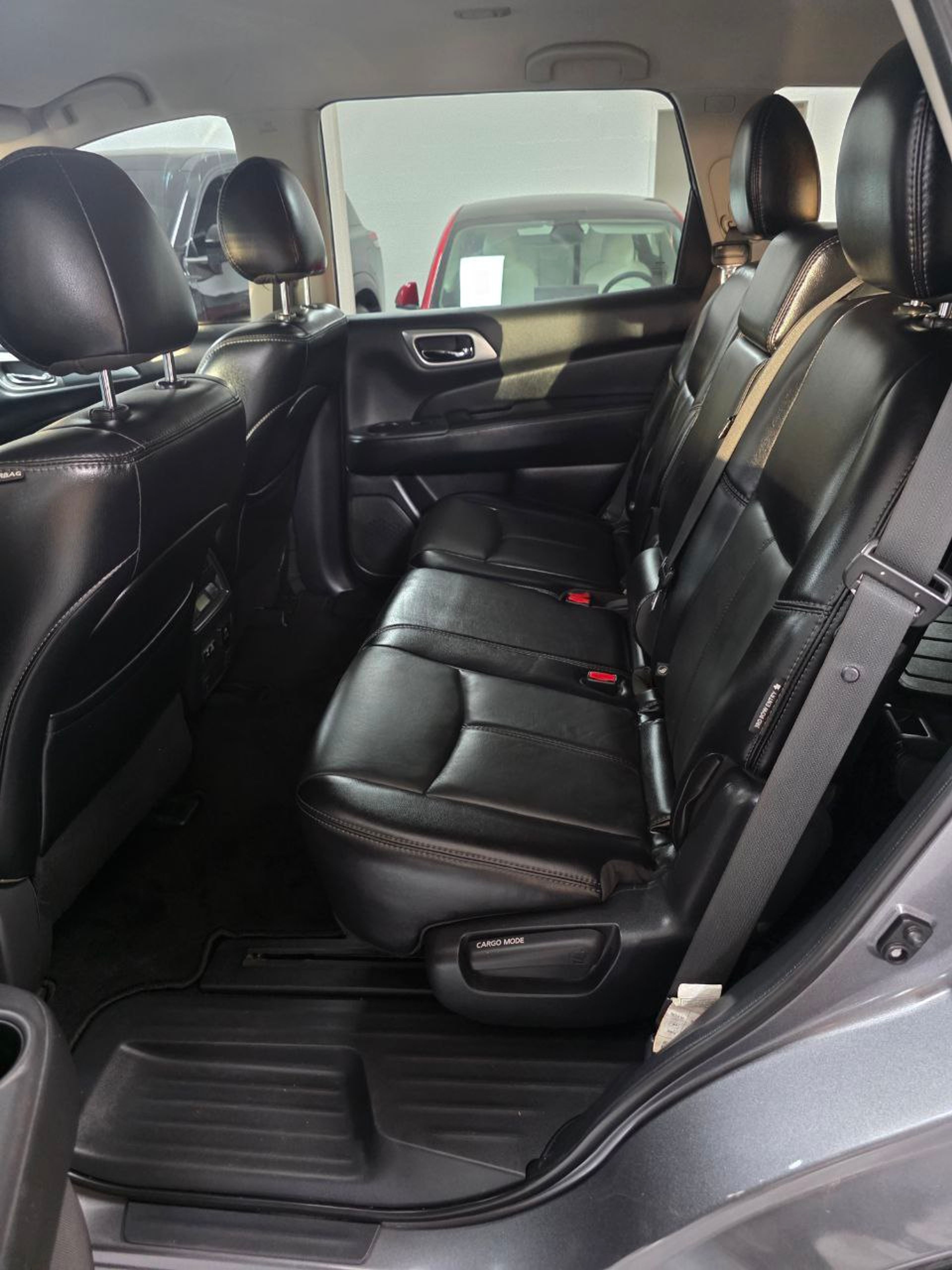 2020 Nissan Pathfinder Black - Photo 6 of 10