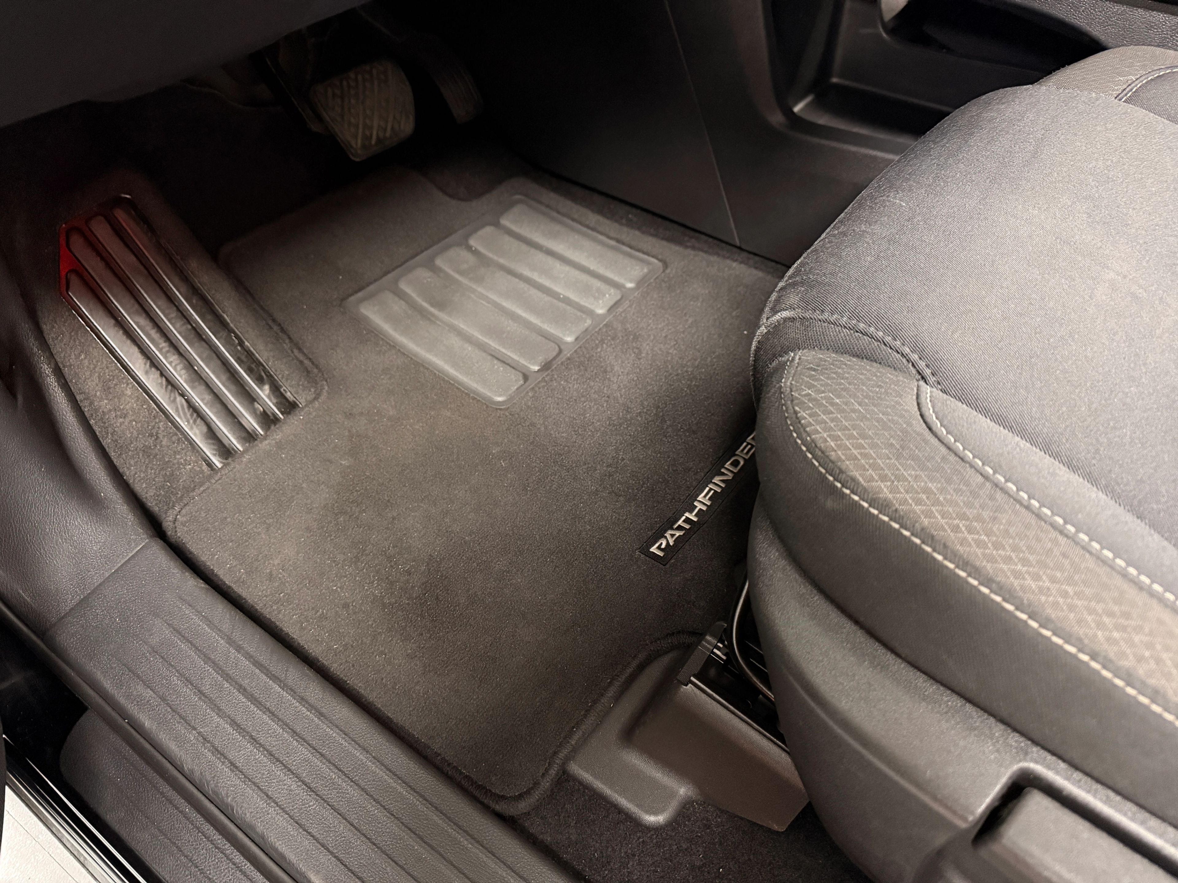 2022 Nissan Pathfinder Black - Photo 8 of 8