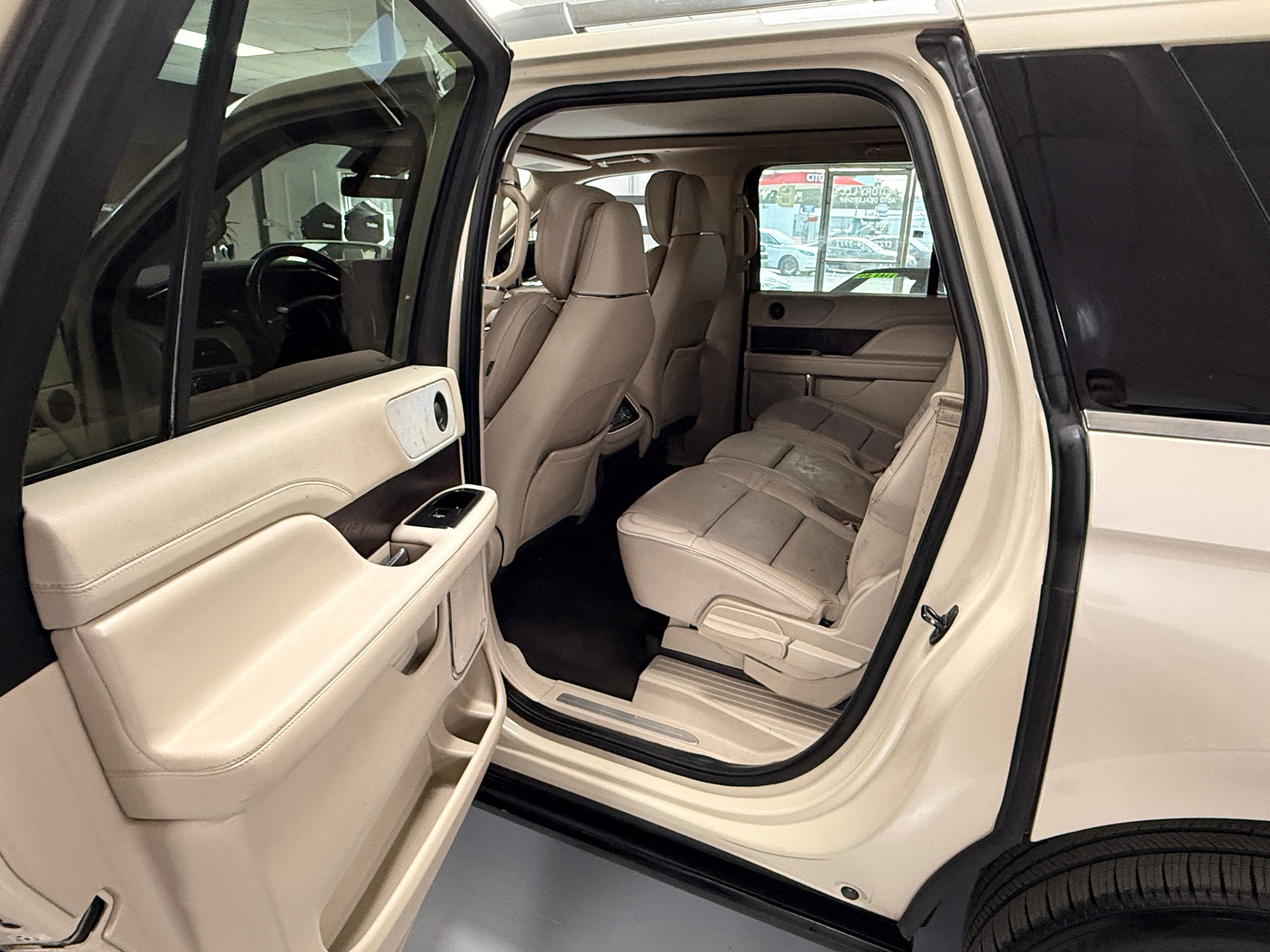 2018 LINCOLN Navigator L Beige - Photo 7 of 10