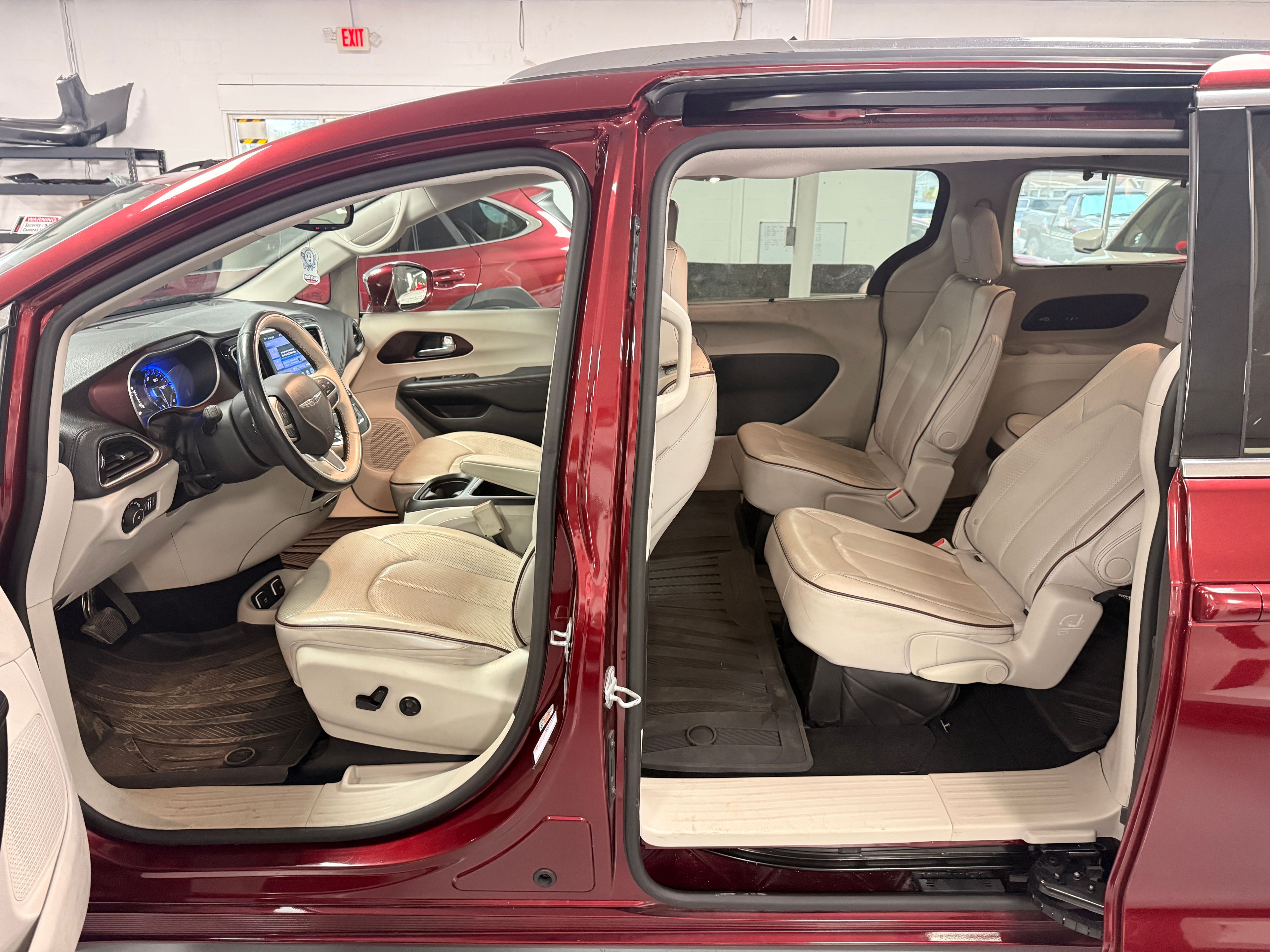 2017 CHRYSLER Pacifica Burgundy - Photo 5 of 8