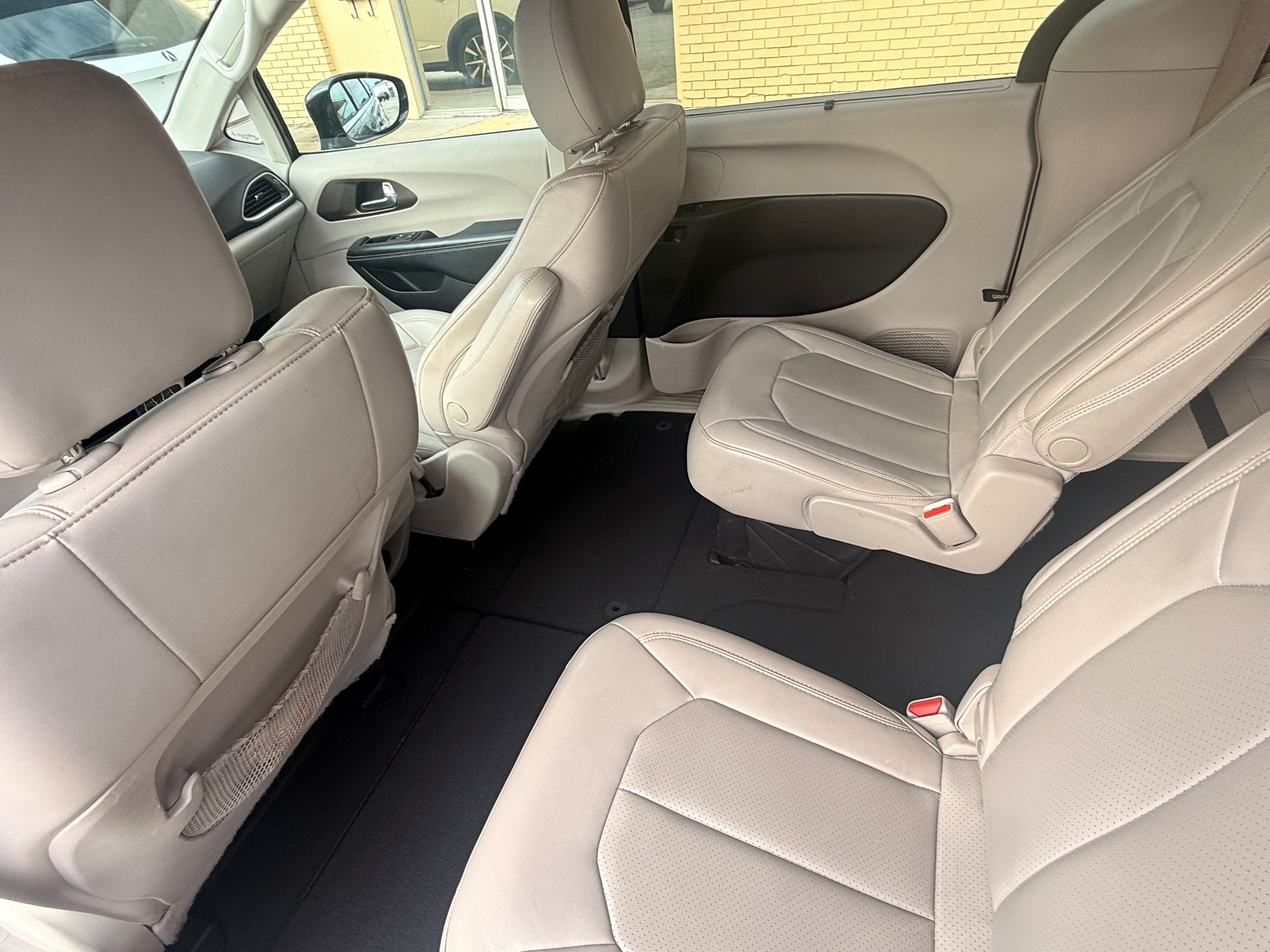 2021 CHRYSLER Voyager Gray - Photo 7 of 9