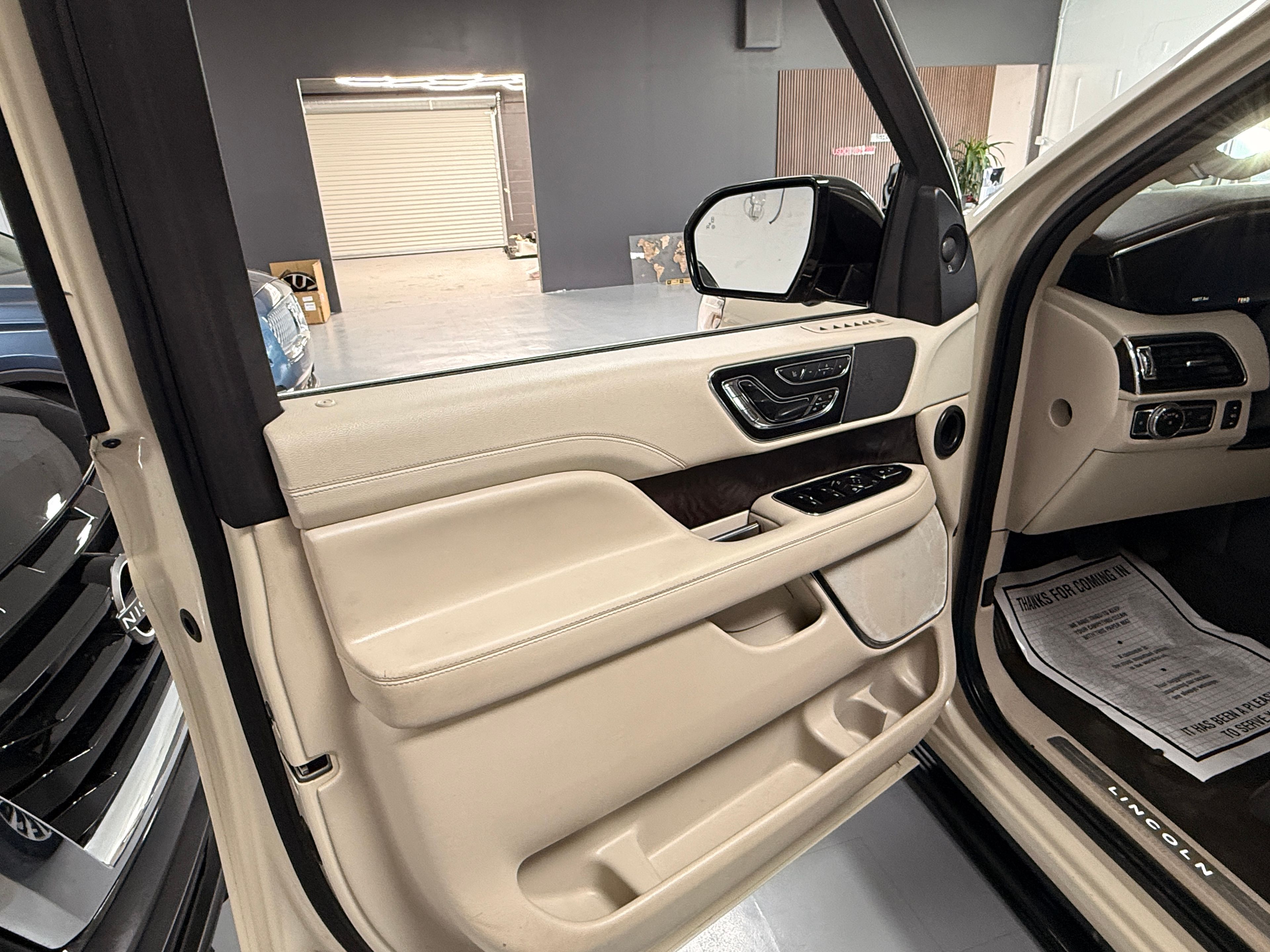 2018 LINCOLN Navigator L Beige - Photo 6 of 10