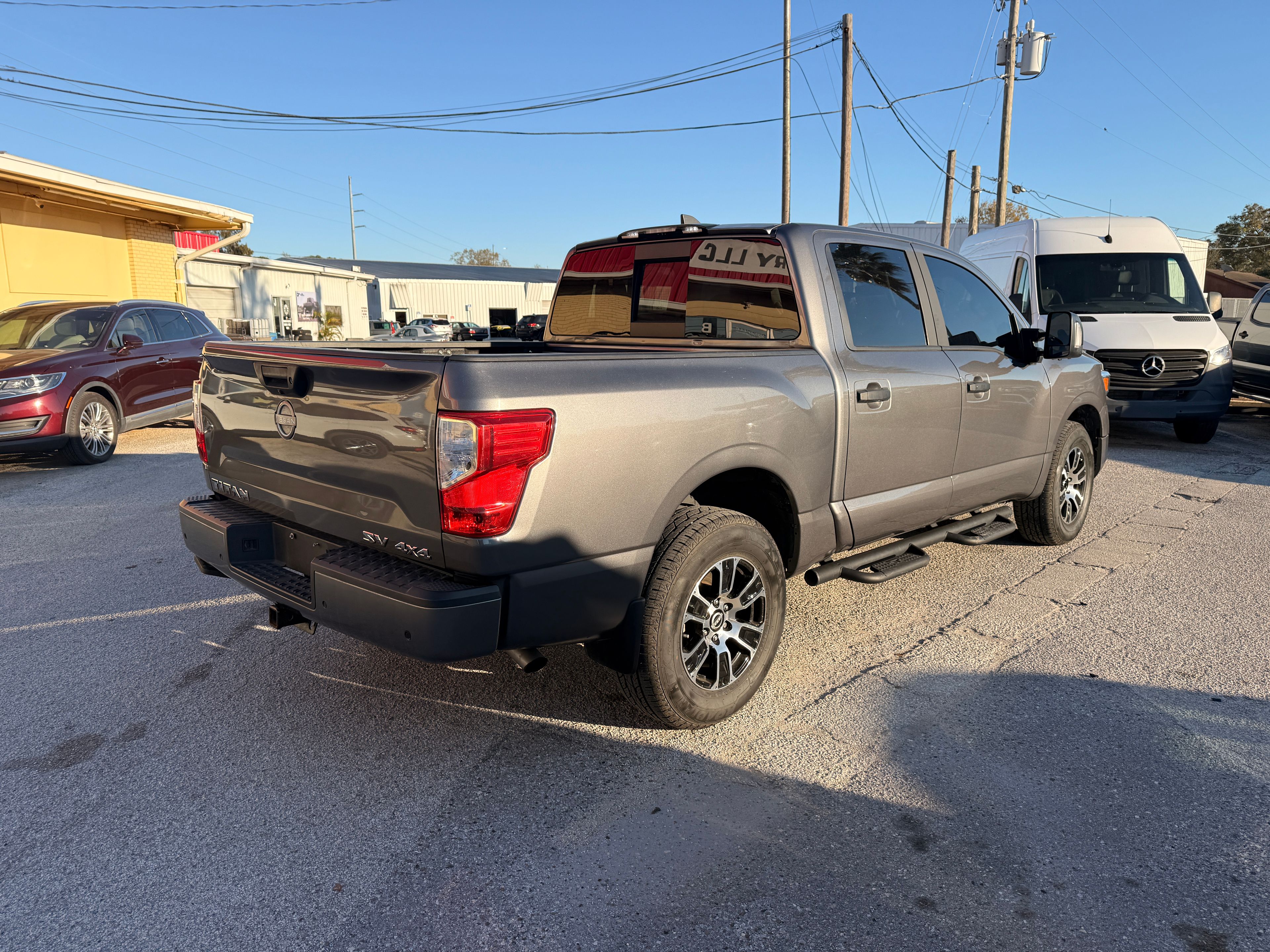 2023 Nissan Titan Gray - Photo 4 of 9