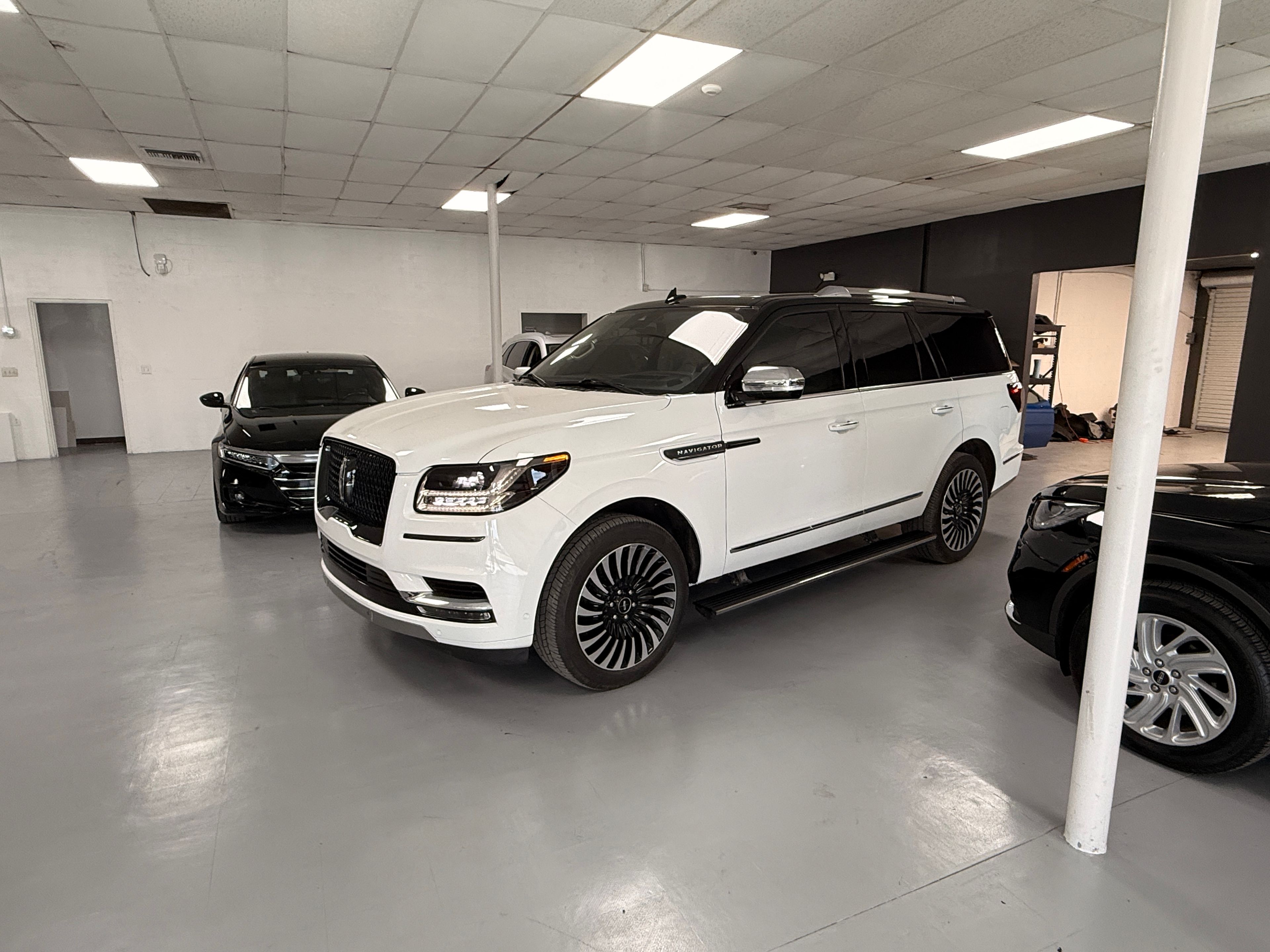 2021 LINCOLN Navigator White - Photo 1 of 10