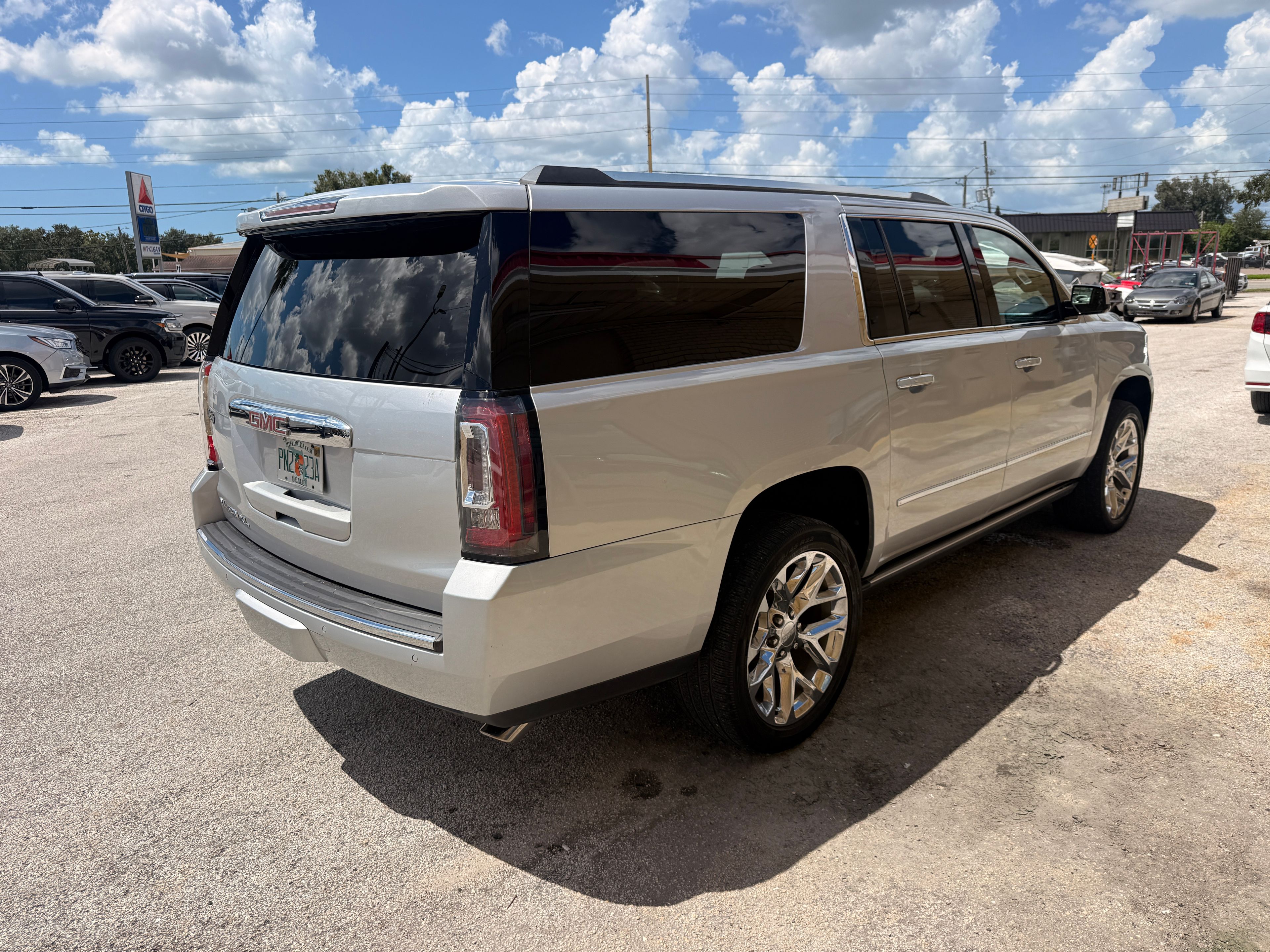 2019 GMC Yukon XL - Photo 3 of 8