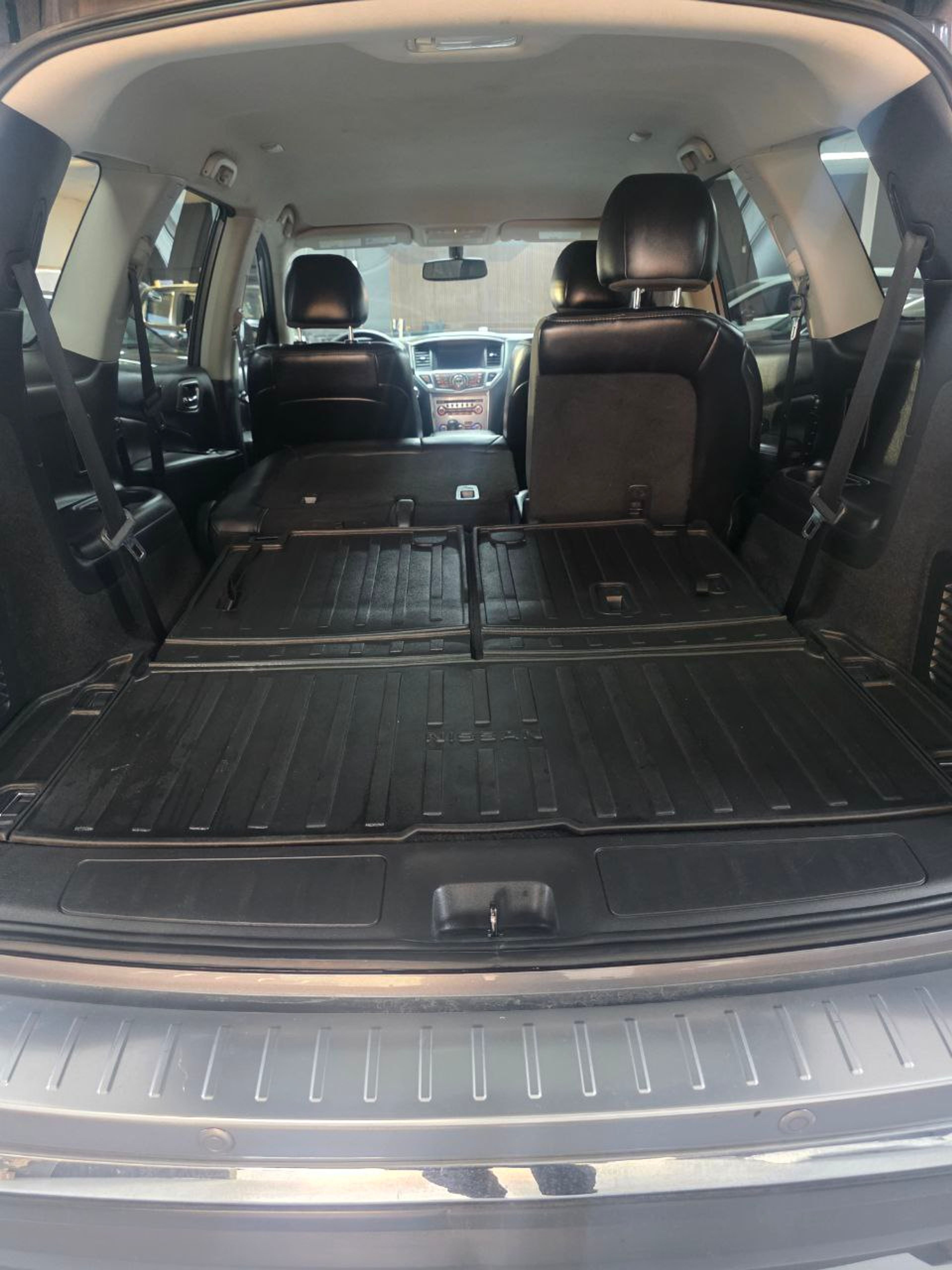 2020 Nissan Pathfinder Black - Photo 8 of 10