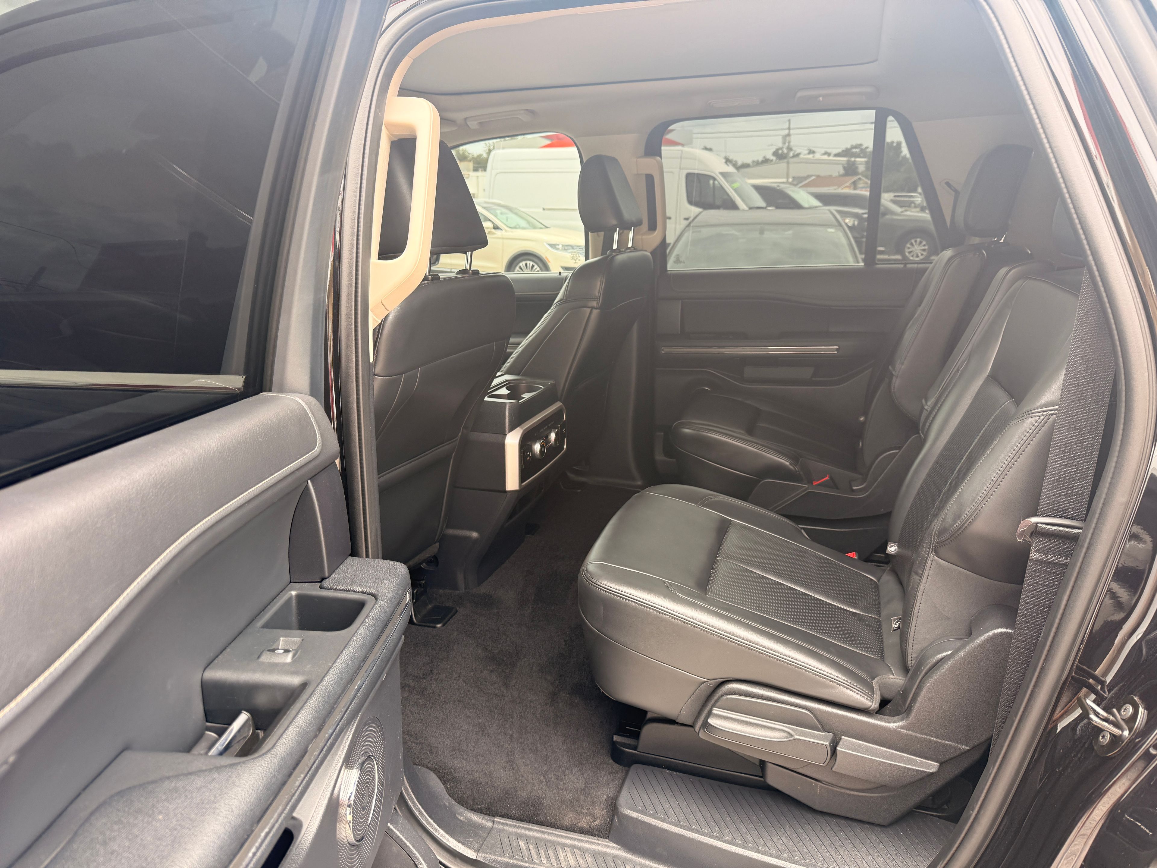 2022 Ford Expedition MAX Black - Photo 5 of 9