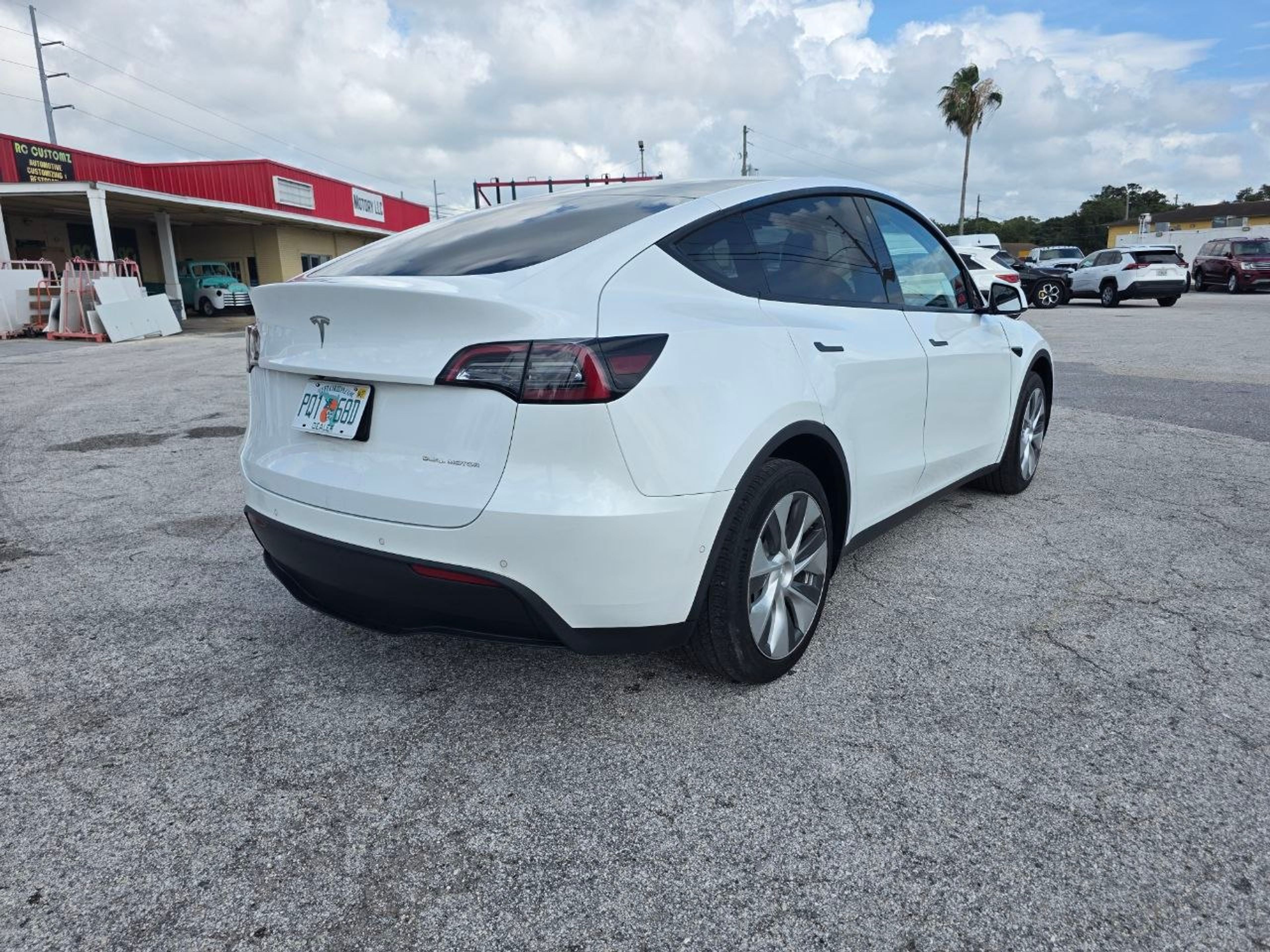 2022 Tesla Model Y White - Photo 6 of 10