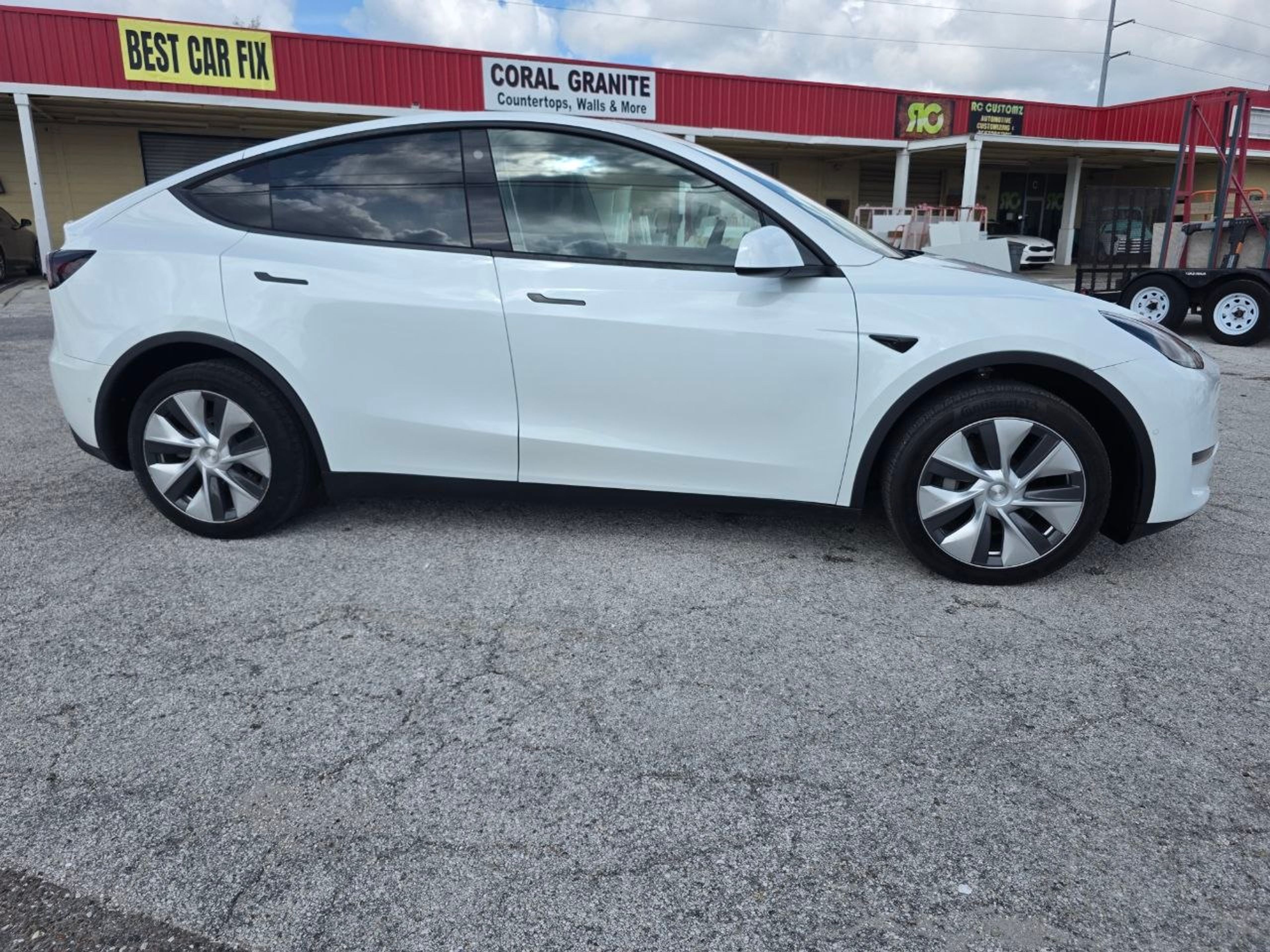 2022 Tesla Model Y White - Photo 3 of 10