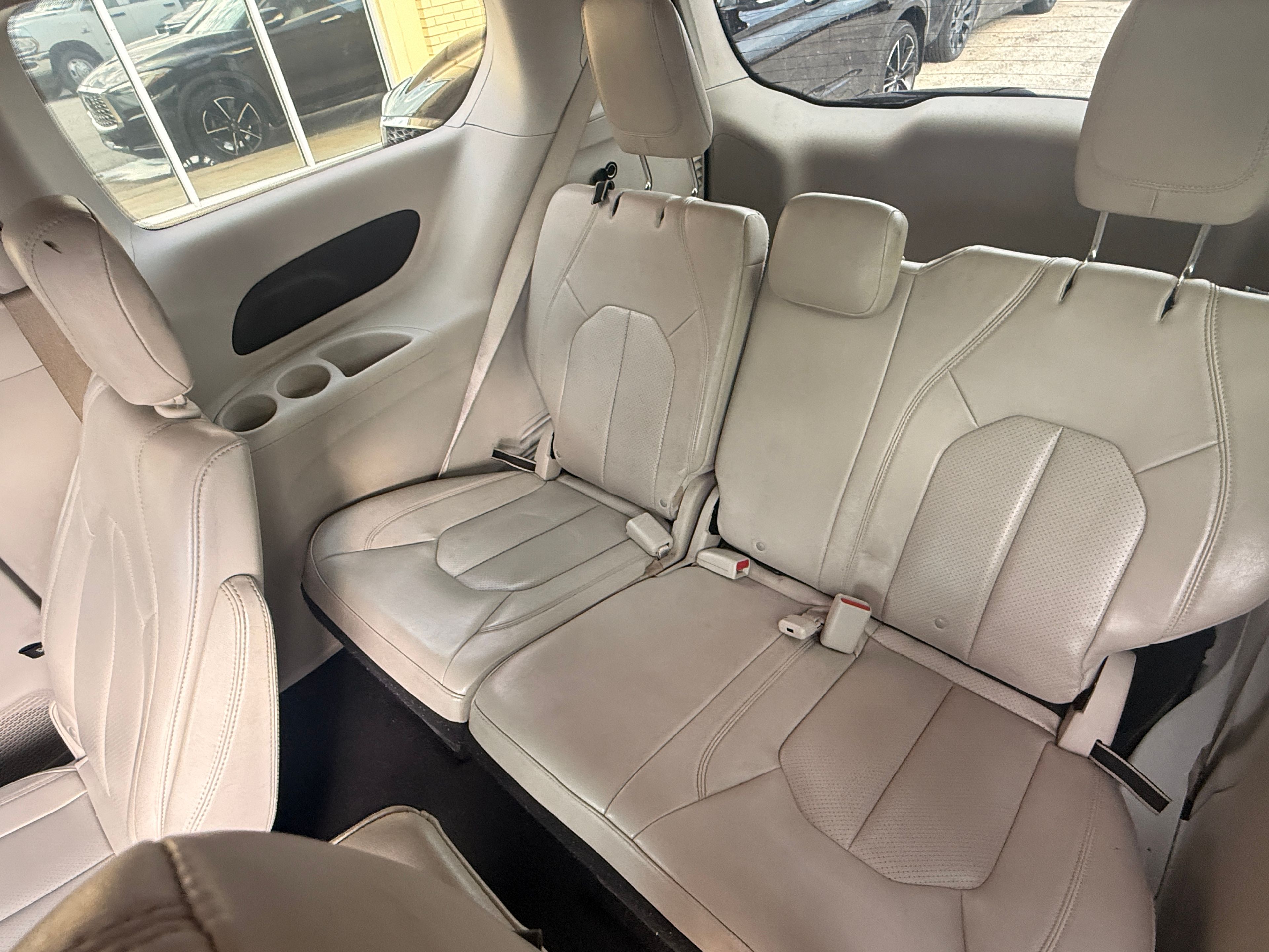 2021 CHRYSLER Voyager Gray - Photo 6 of 9