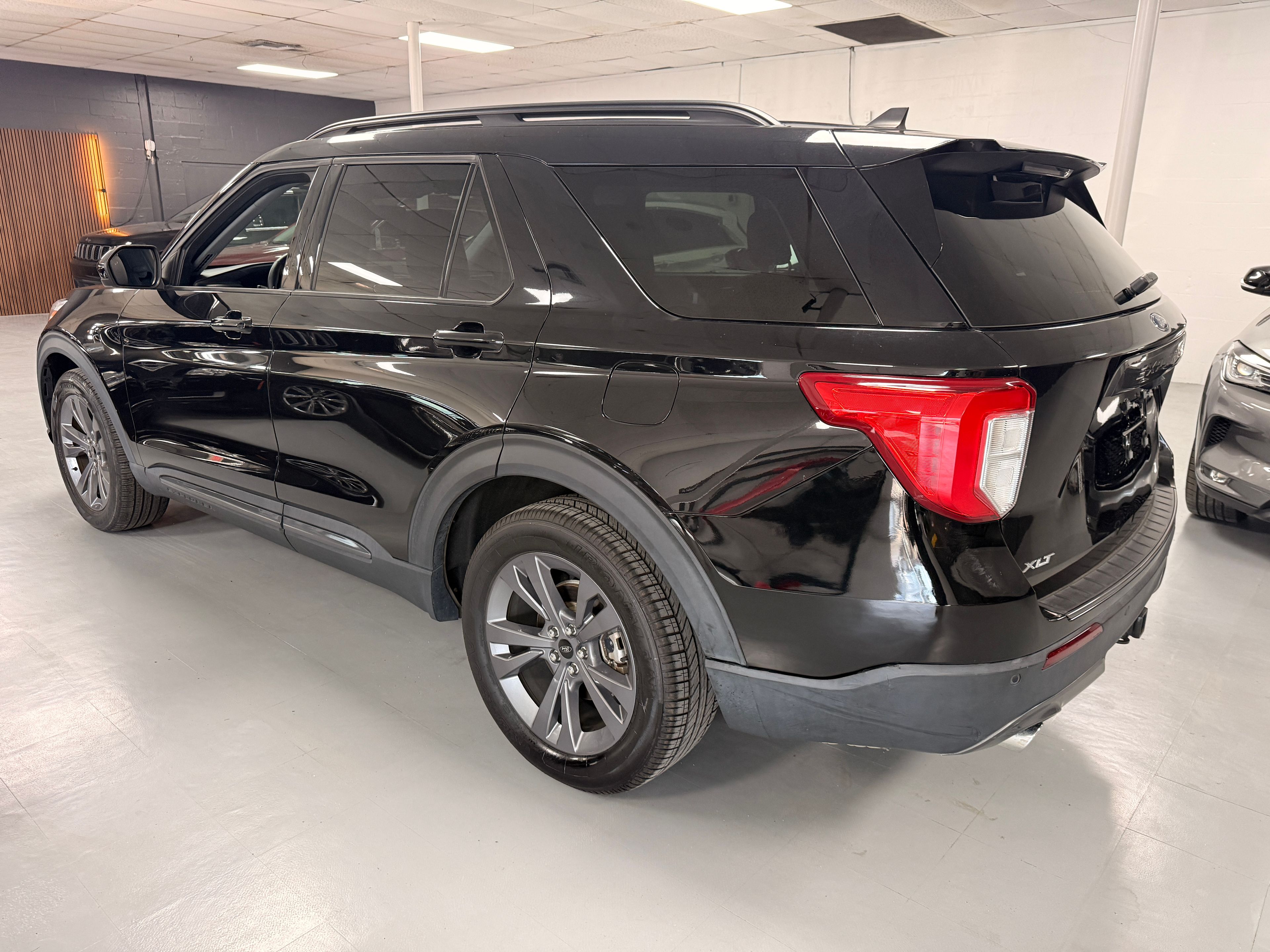 2023 Ford Explorer Black - Photo 4 of 8