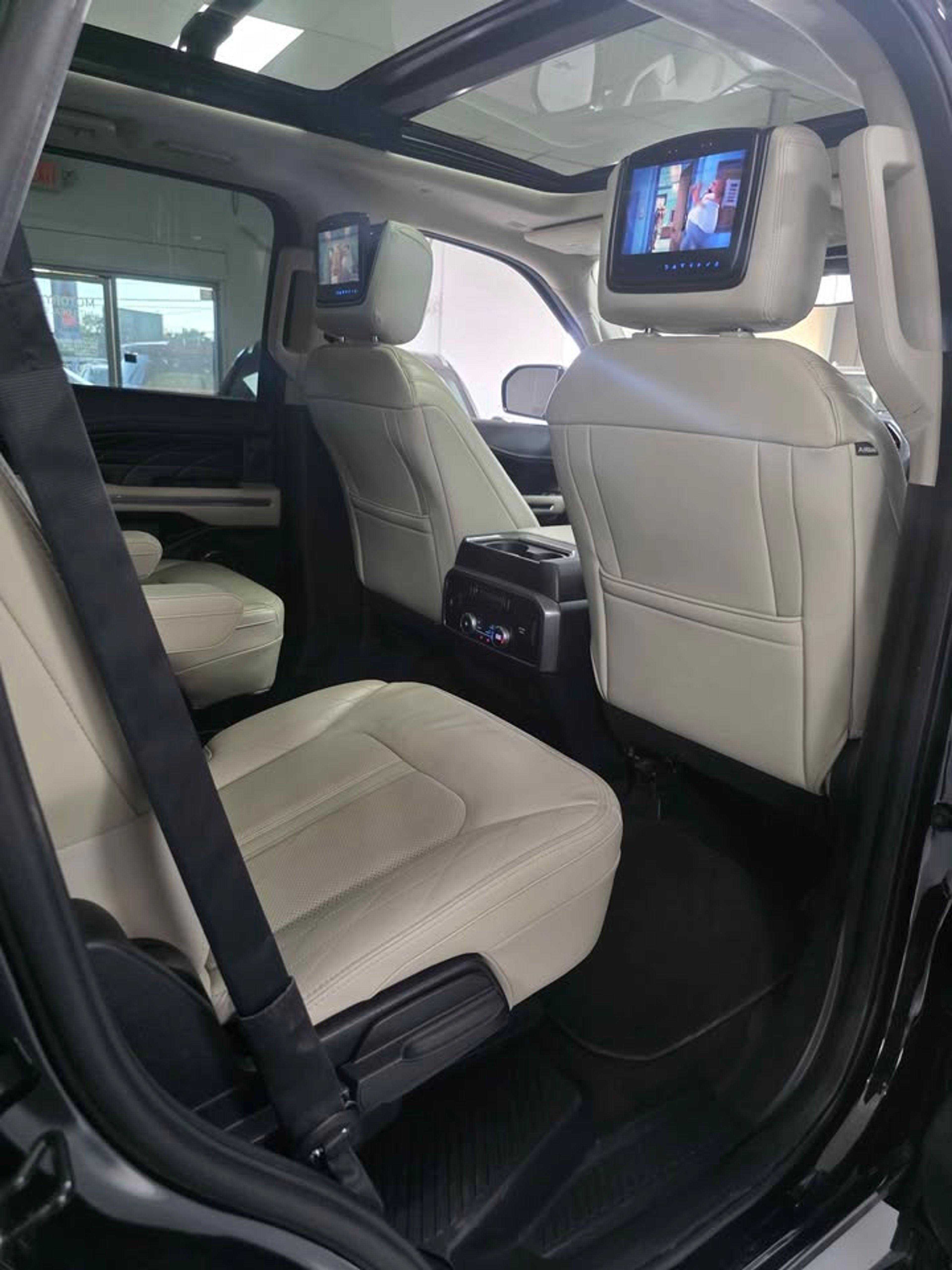 2019 Ford Expedition Black - Photo 4 of 8