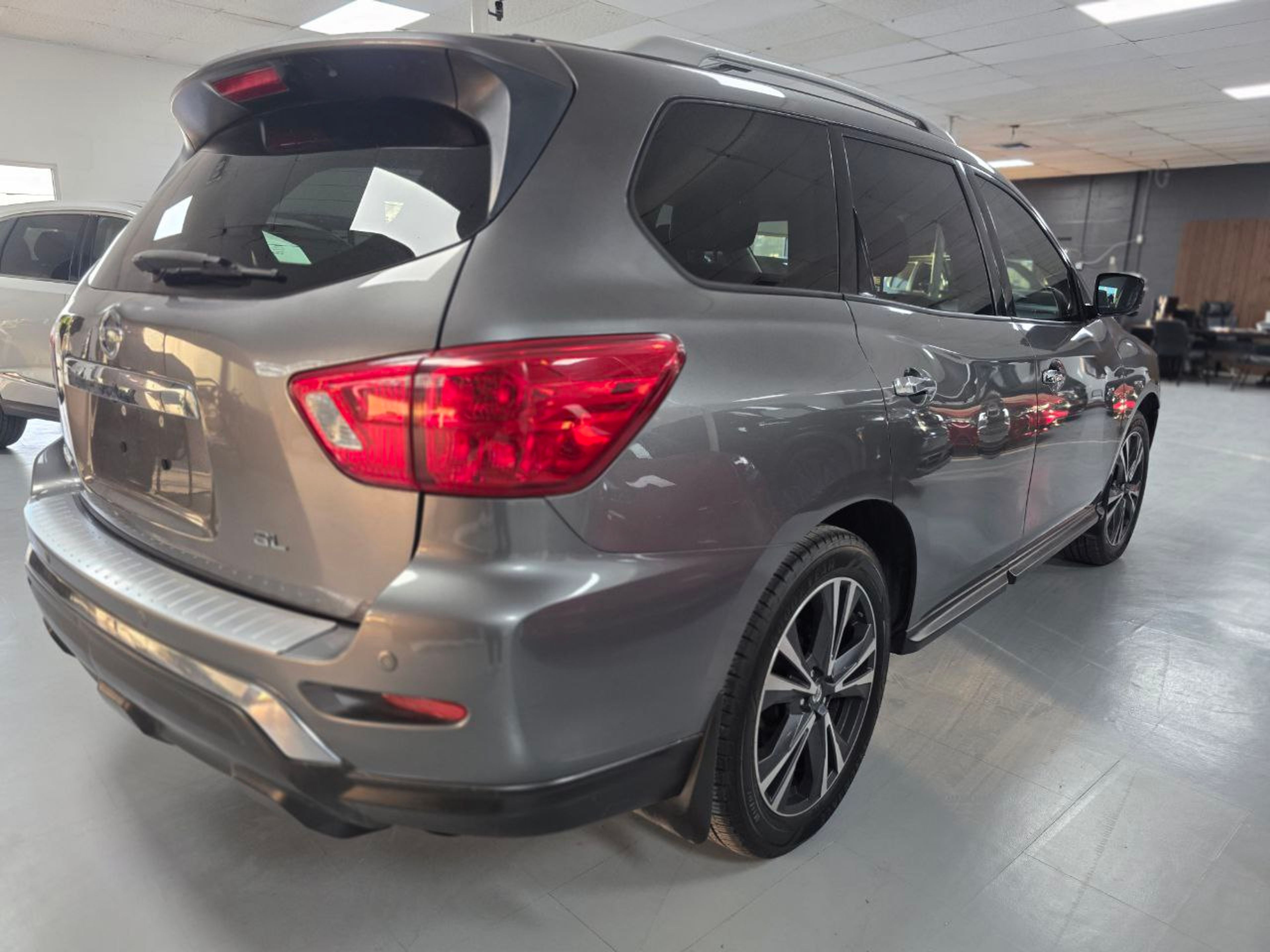 2020 Nissan Pathfinder Black - Photo 4 of 10