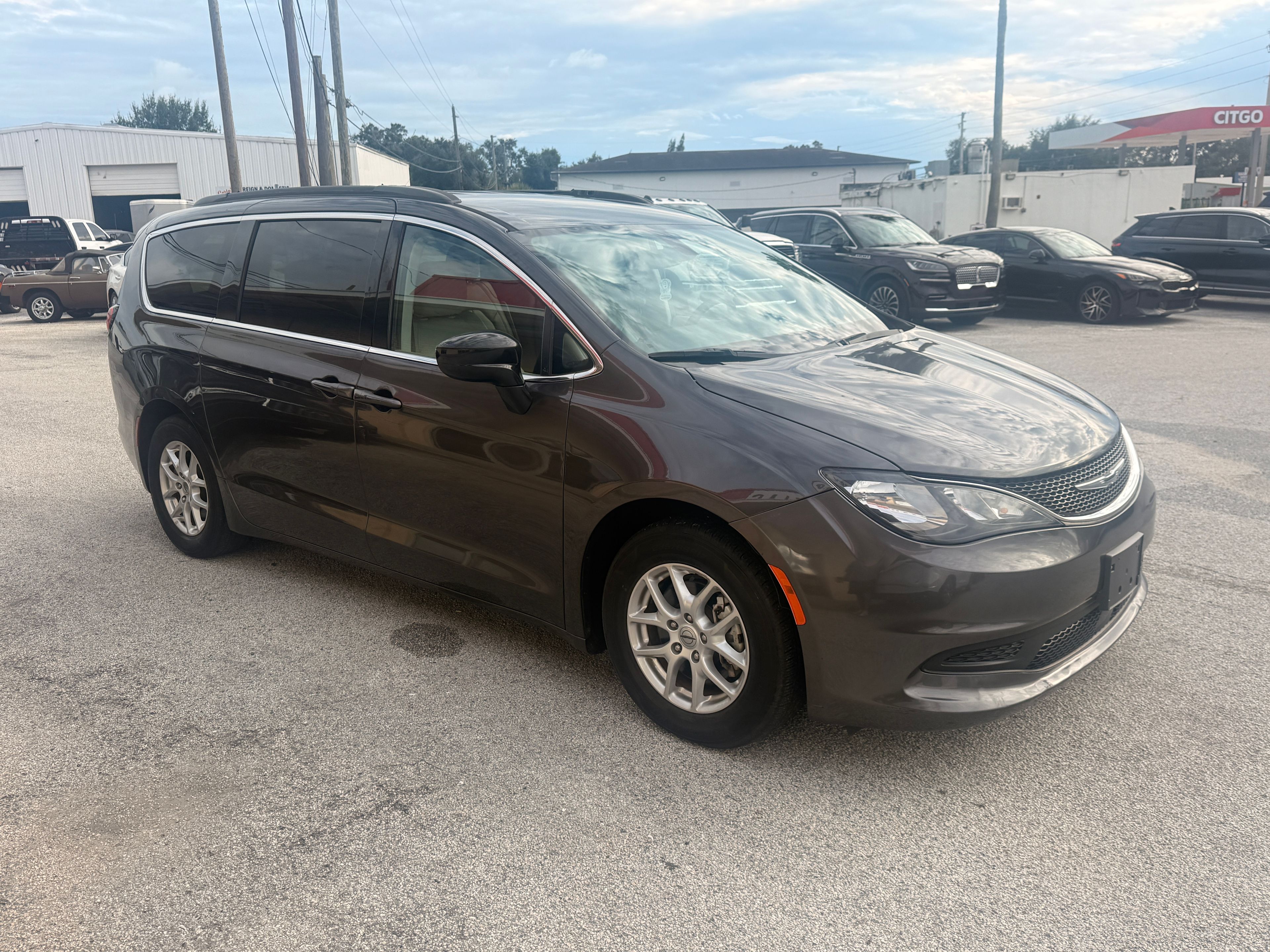 2021 CHRYSLER Voyager Gray - Photo 2 of 9