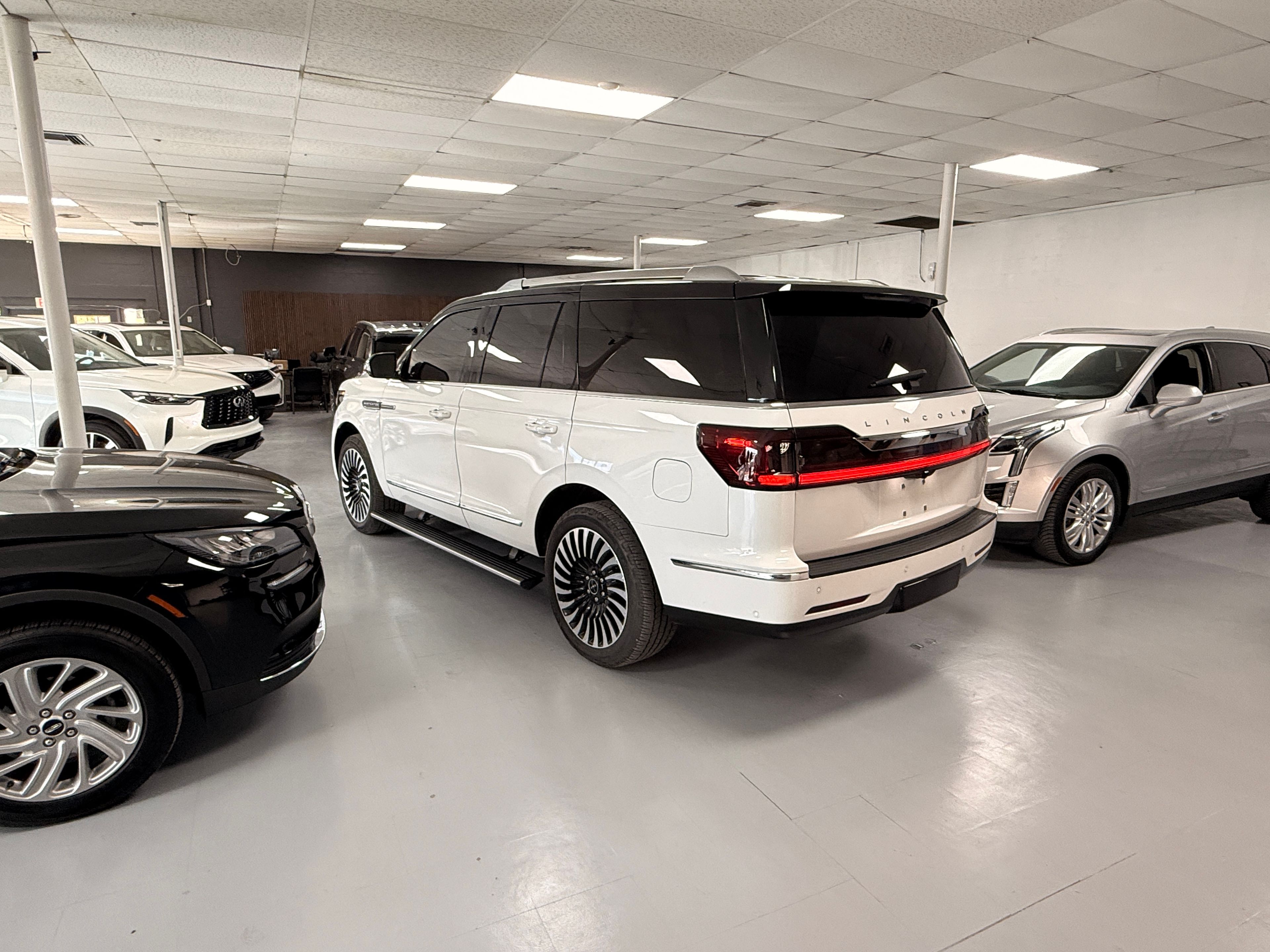 2021 LINCOLN Navigator White - Photo 3 of 10