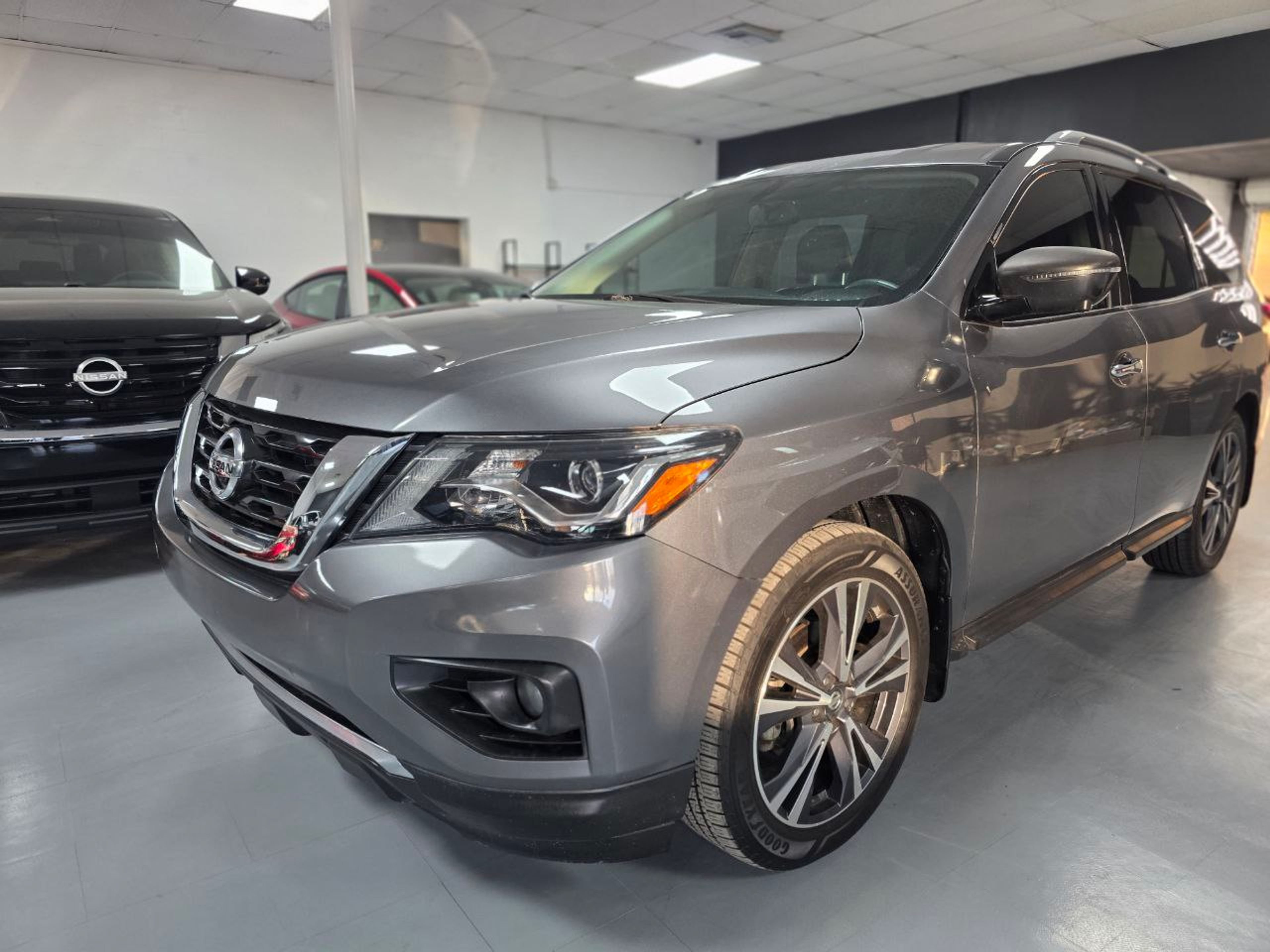 2020 Nissan Pathfinder Black - Photo 2 of 10