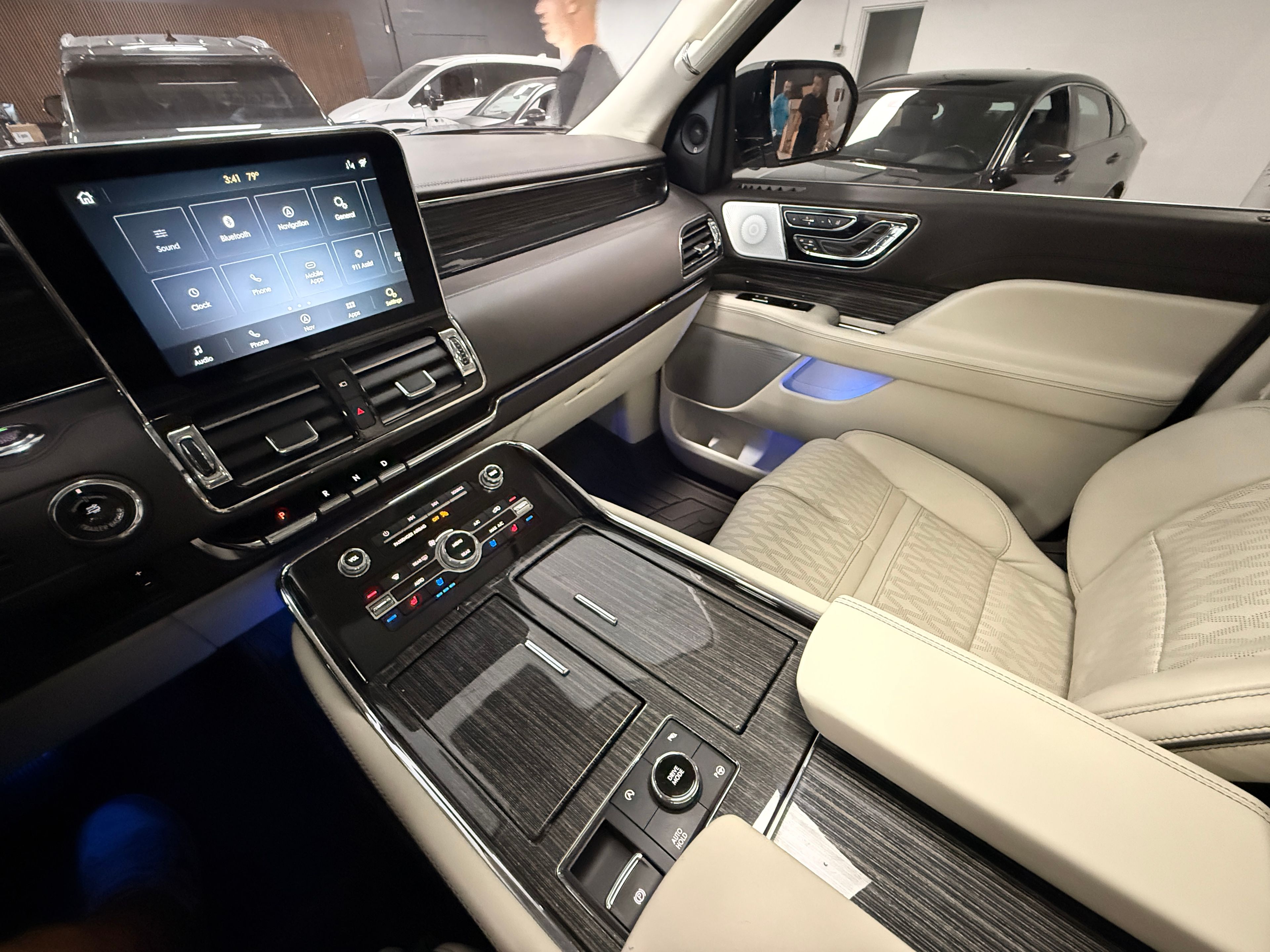 2021 LINCOLN Navigator White - Photo 8 of 10