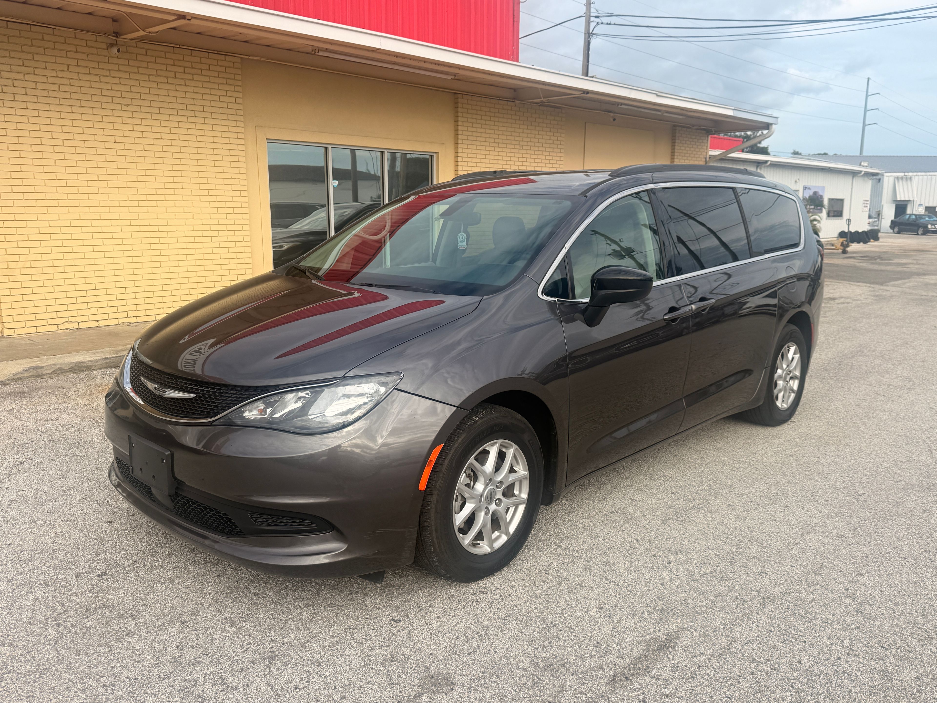 2021 CHRYSLER Voyager Gray - Photo 1 of 9