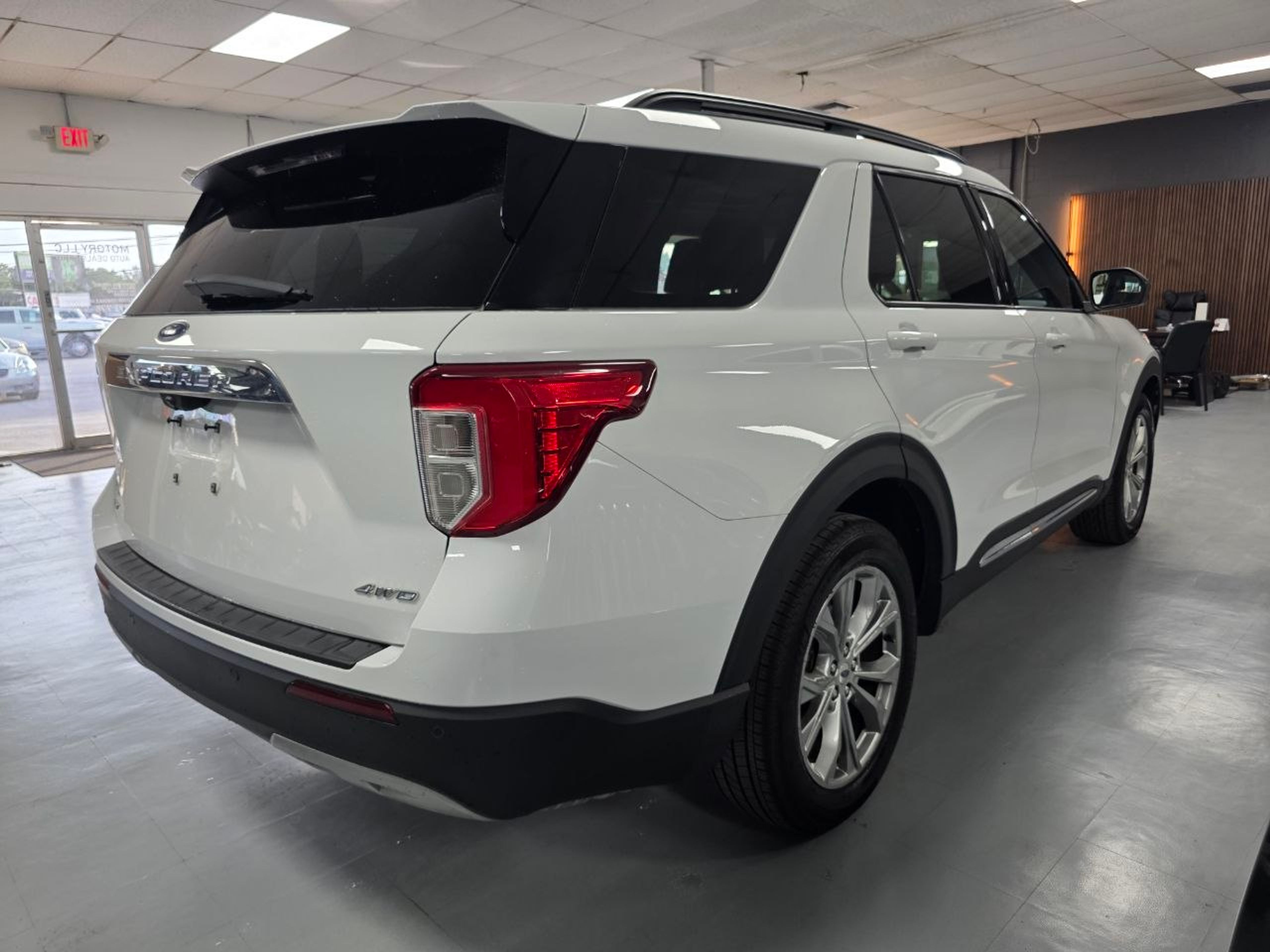 2021 Ford Explorer White - Photo 3 of 7