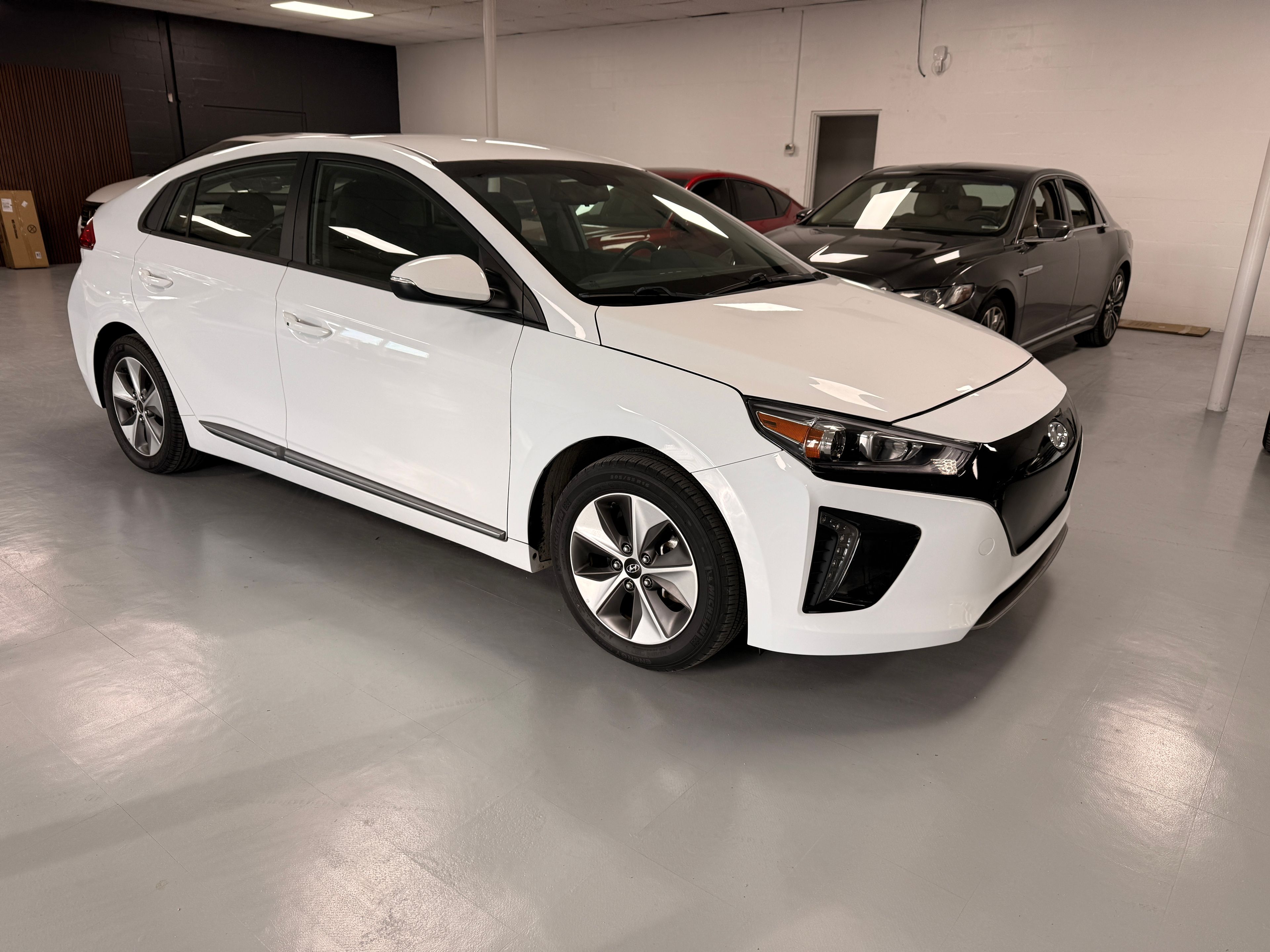 2019 Hyundai Ioniq White - Photo 1 of 7