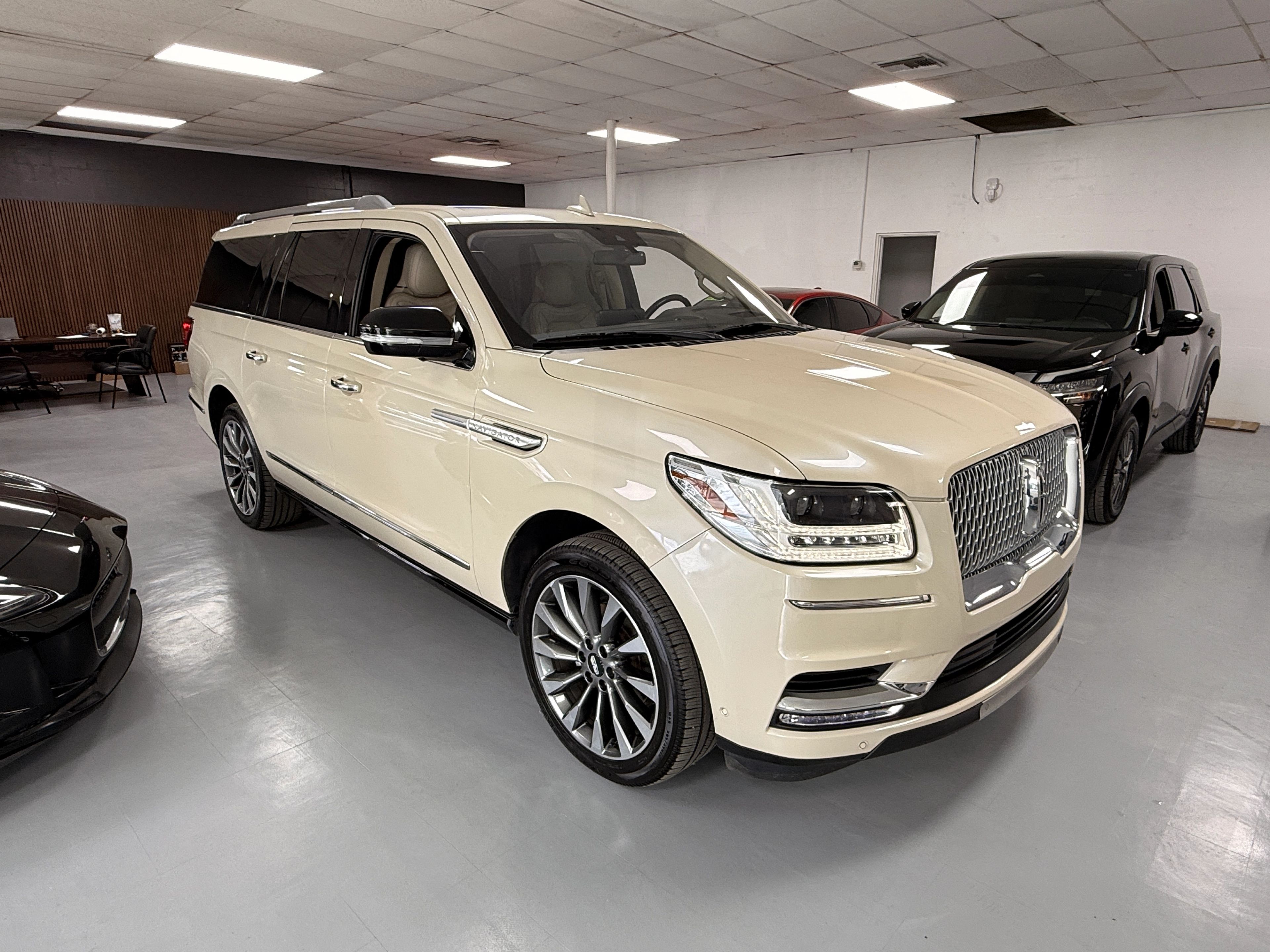 2018 LINCOLN Navigator L Beige - Photo 1 of 10