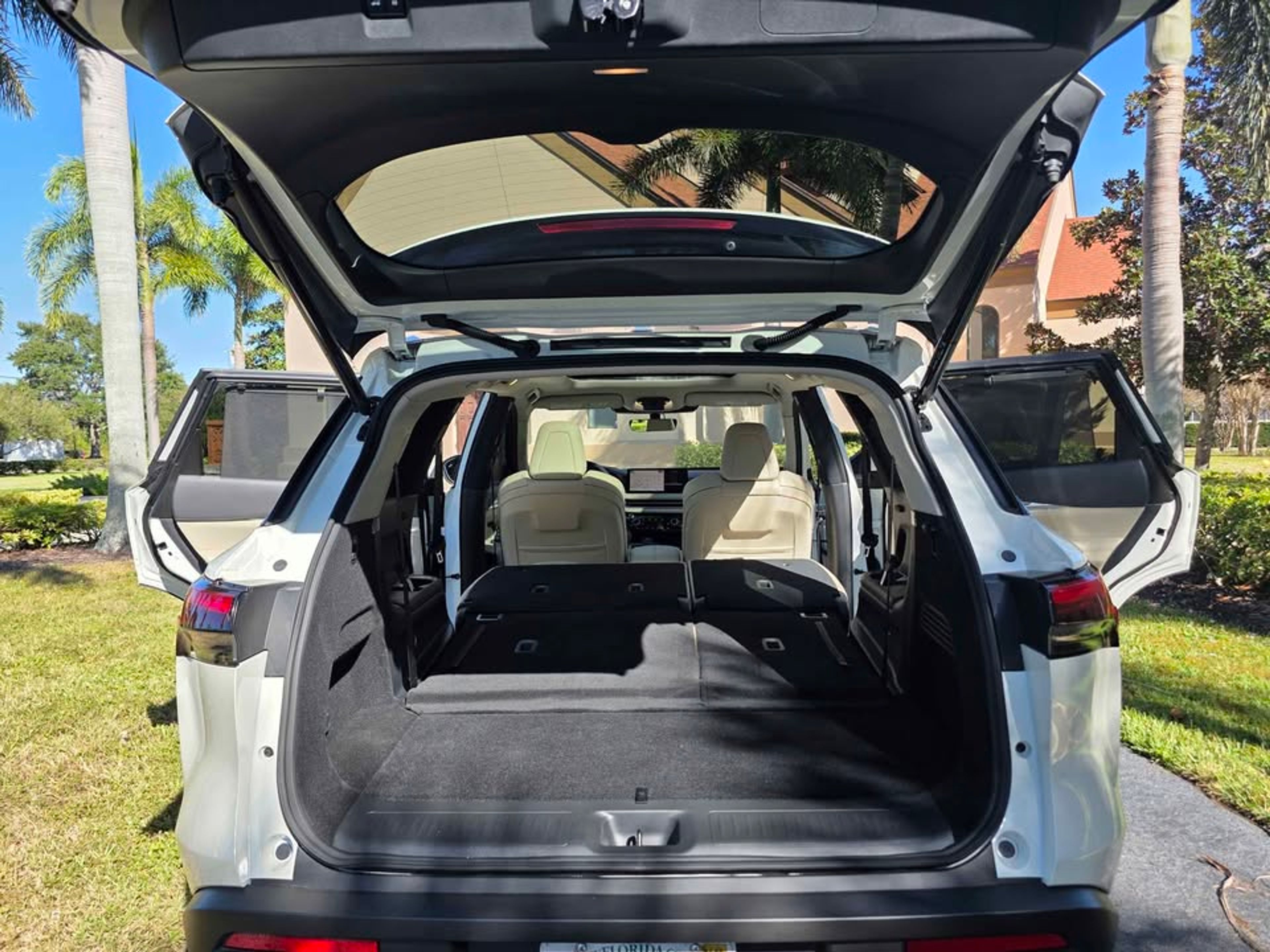 2025 INFINITI QX60 White - Photo 8 of 9