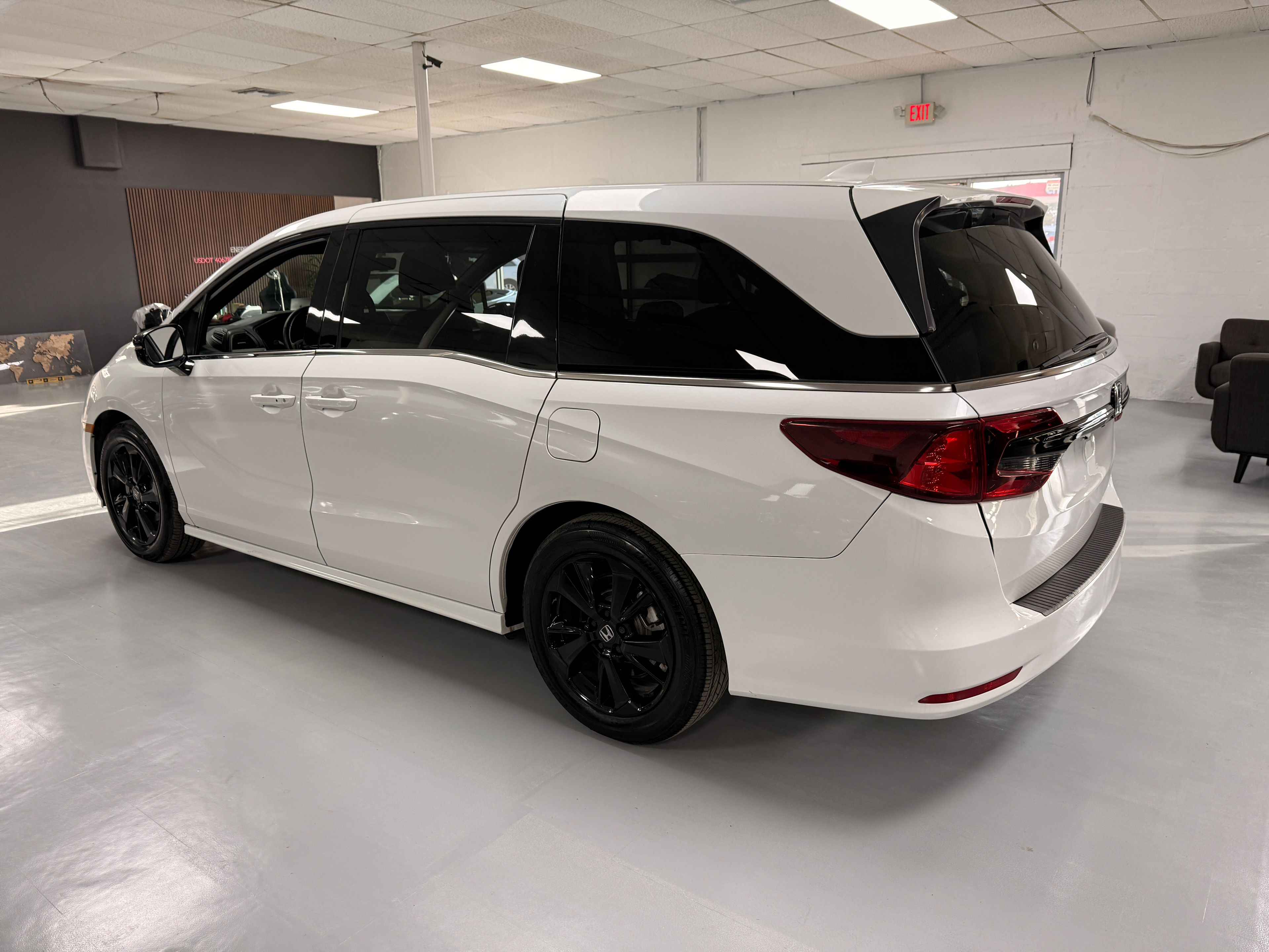 2023 Honda Odyssey Black - Photo 3 of 8