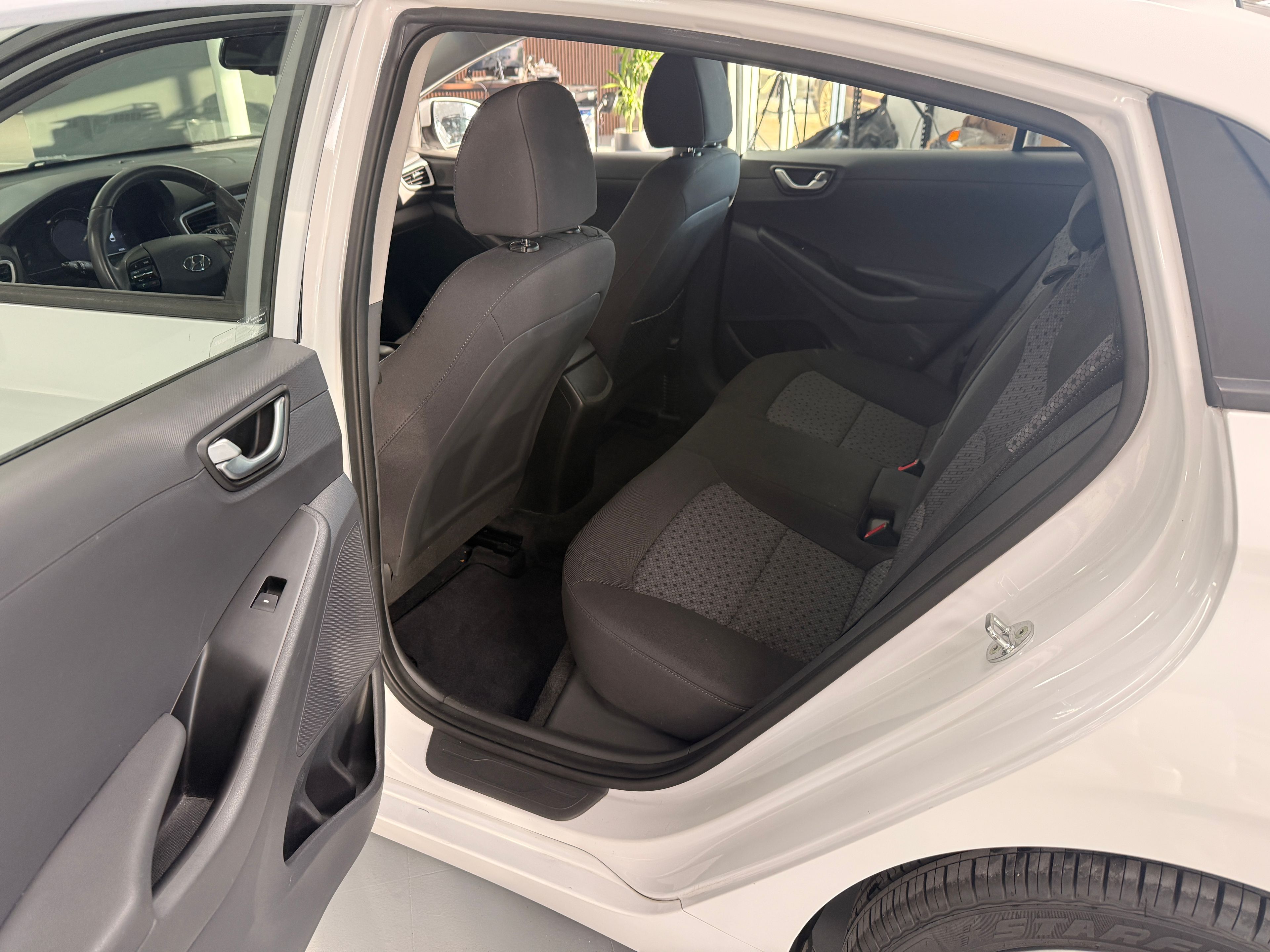 2019 Hyundai Ioniq White - Photo 5 of 7
