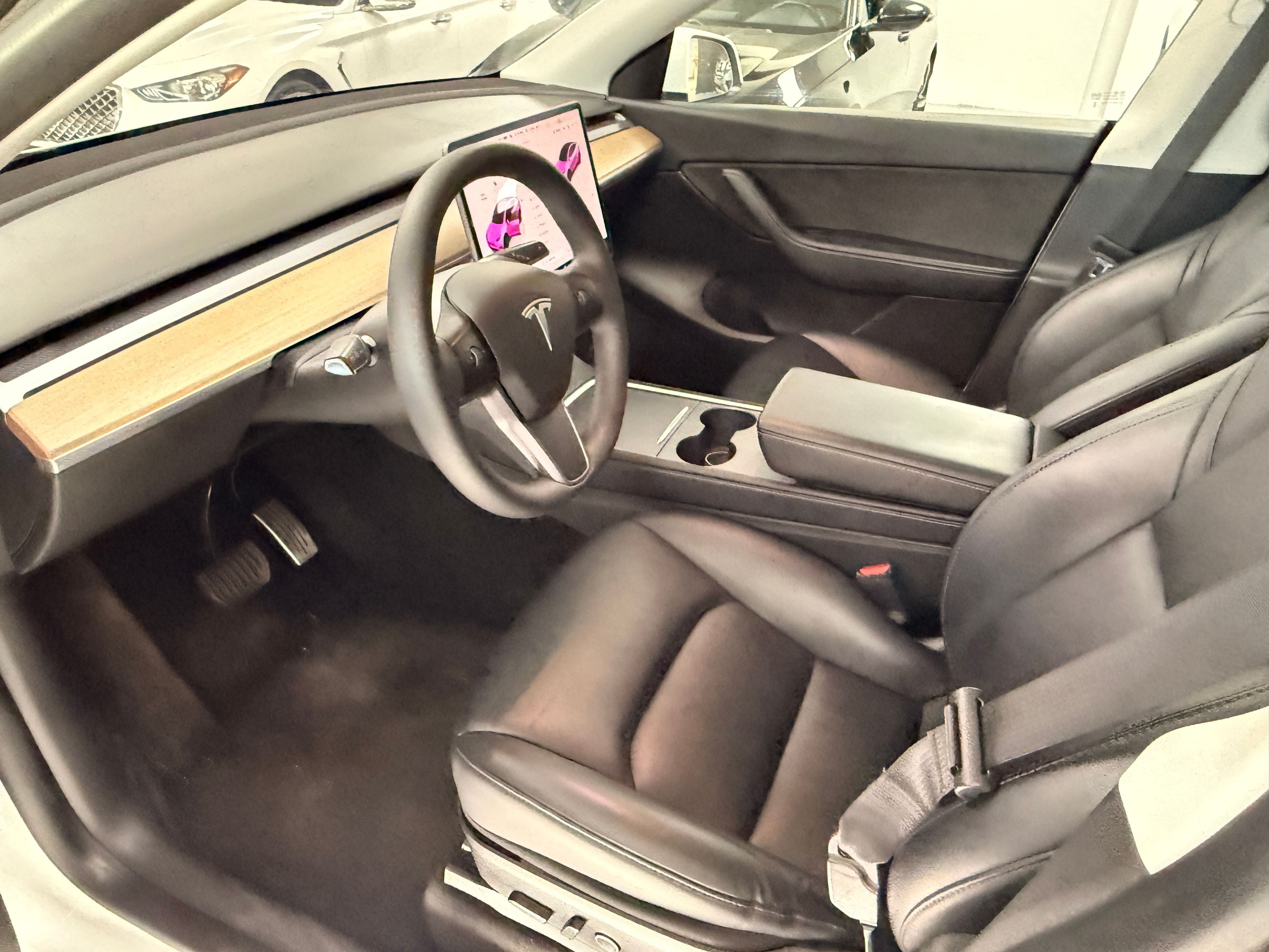 2022 Tesla Model Y White - Photo 7 of 8