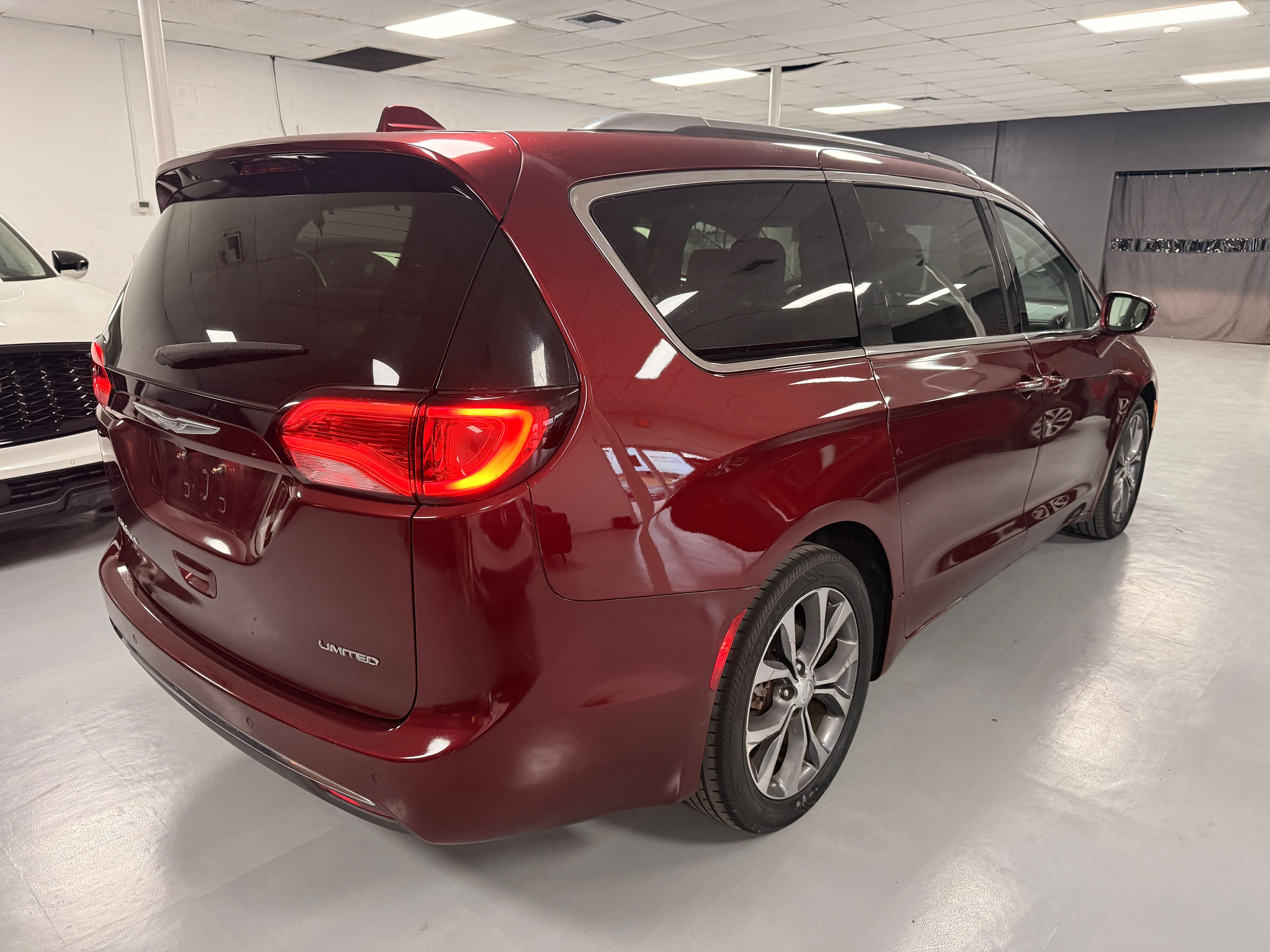 2017 CHRYSLER Pacifica Burgundy - Photo 4 of 8