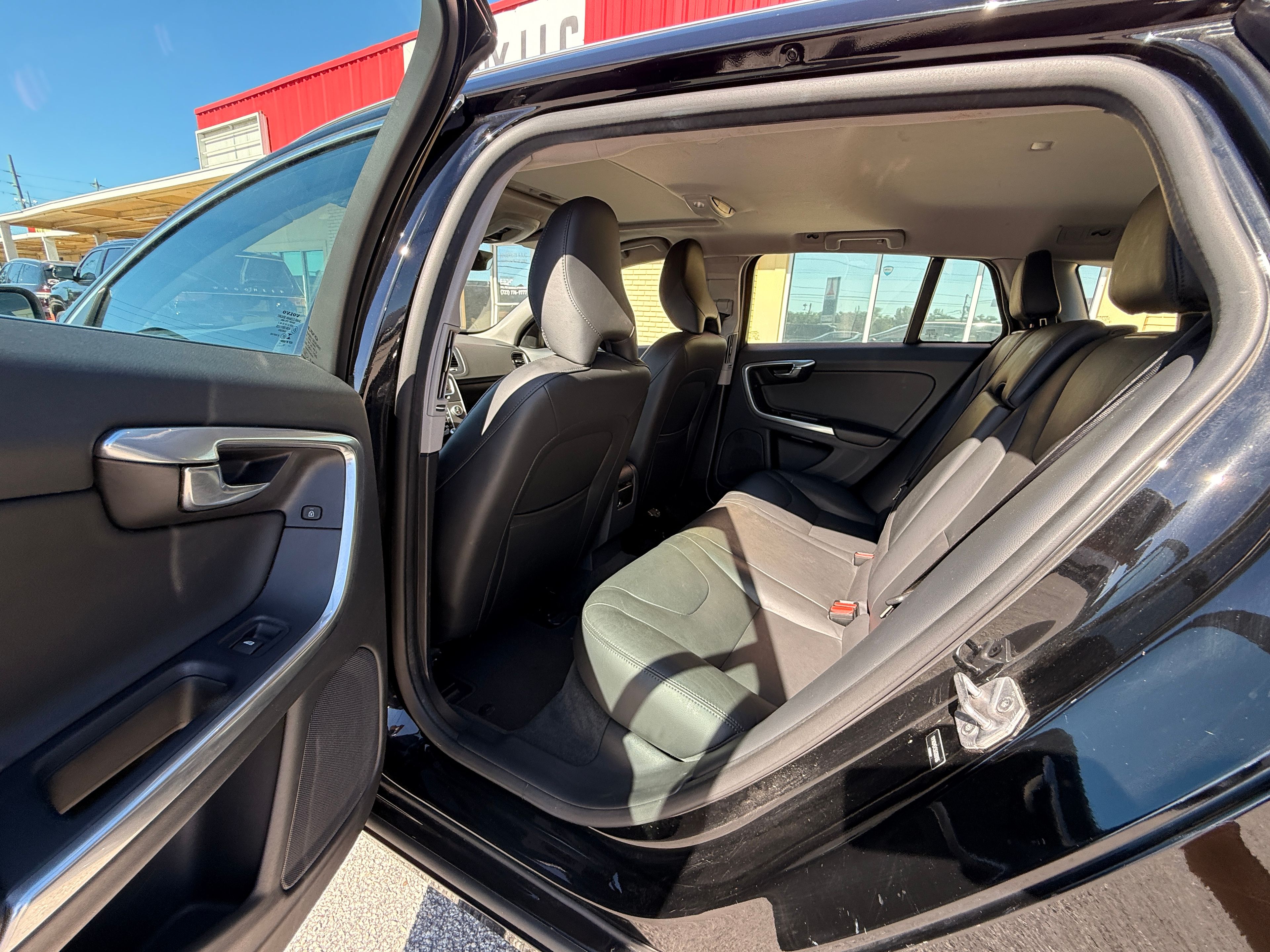 2016 Volvo V60 Black - Photo 6 of 7
