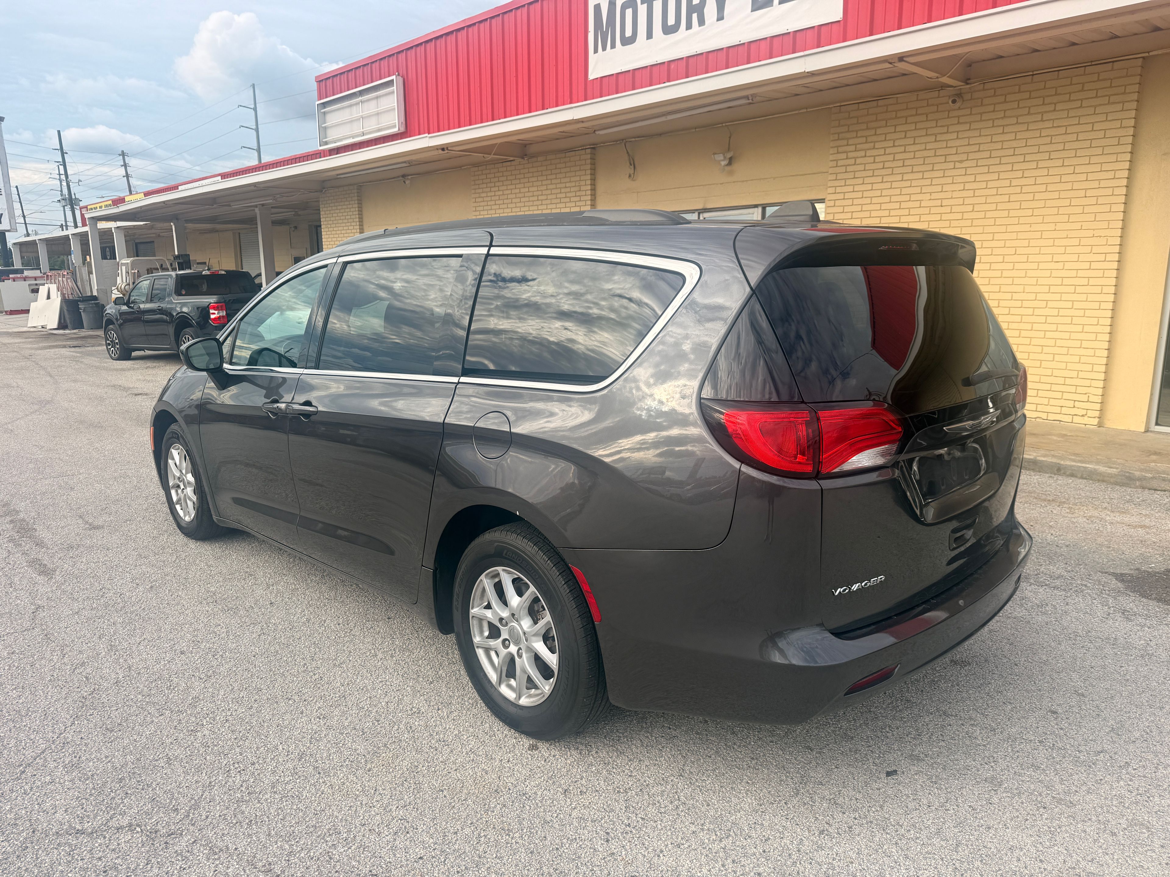2021 CHRYSLER Voyager Gray - Photo 4 of 9