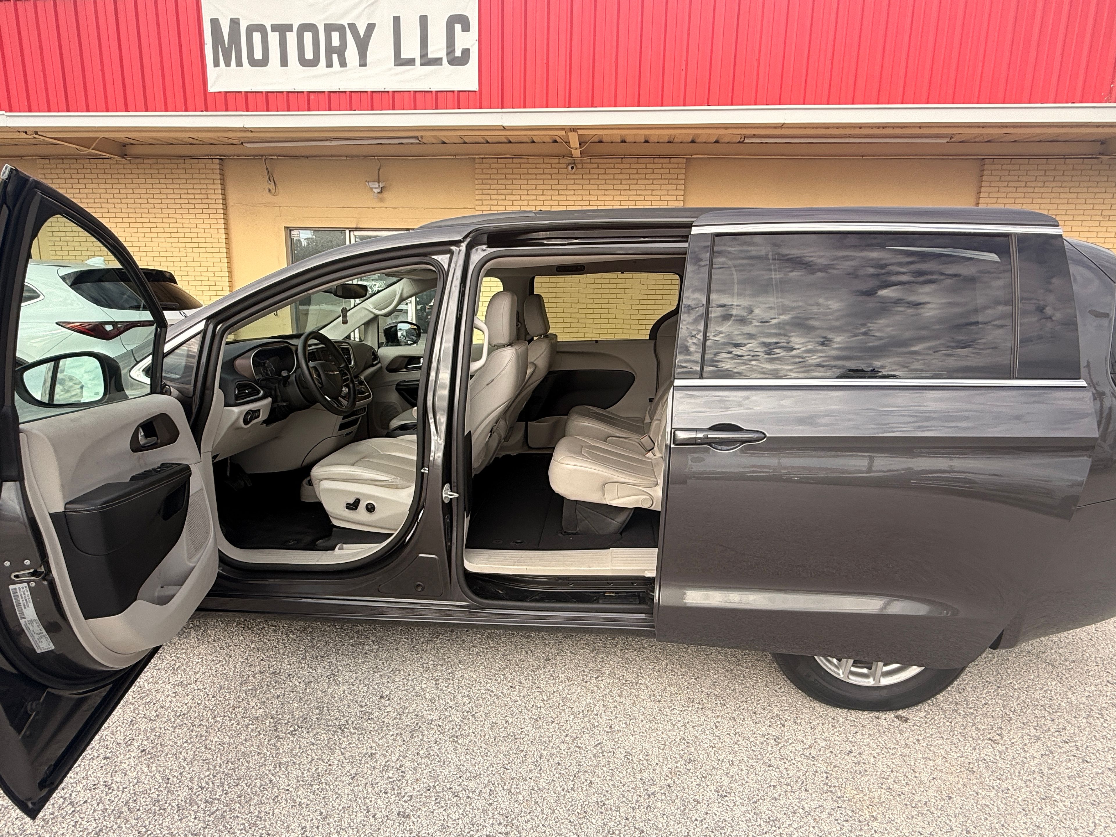 2021 CHRYSLER Voyager Gray - Photo 5 of 9