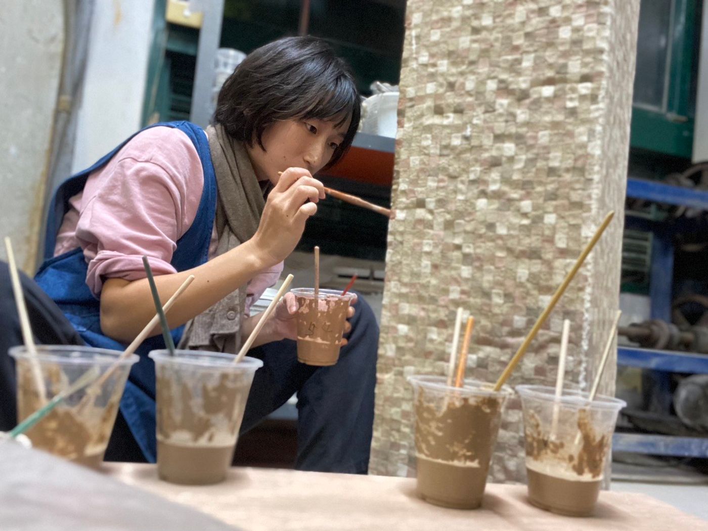 藝術家黃曉茹於工作現場