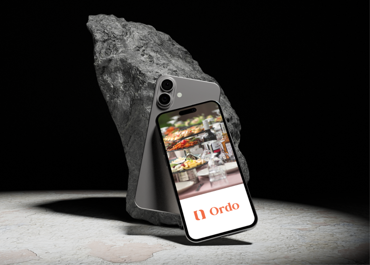 Ordo — appen på en telefon lent mot en steinblokk