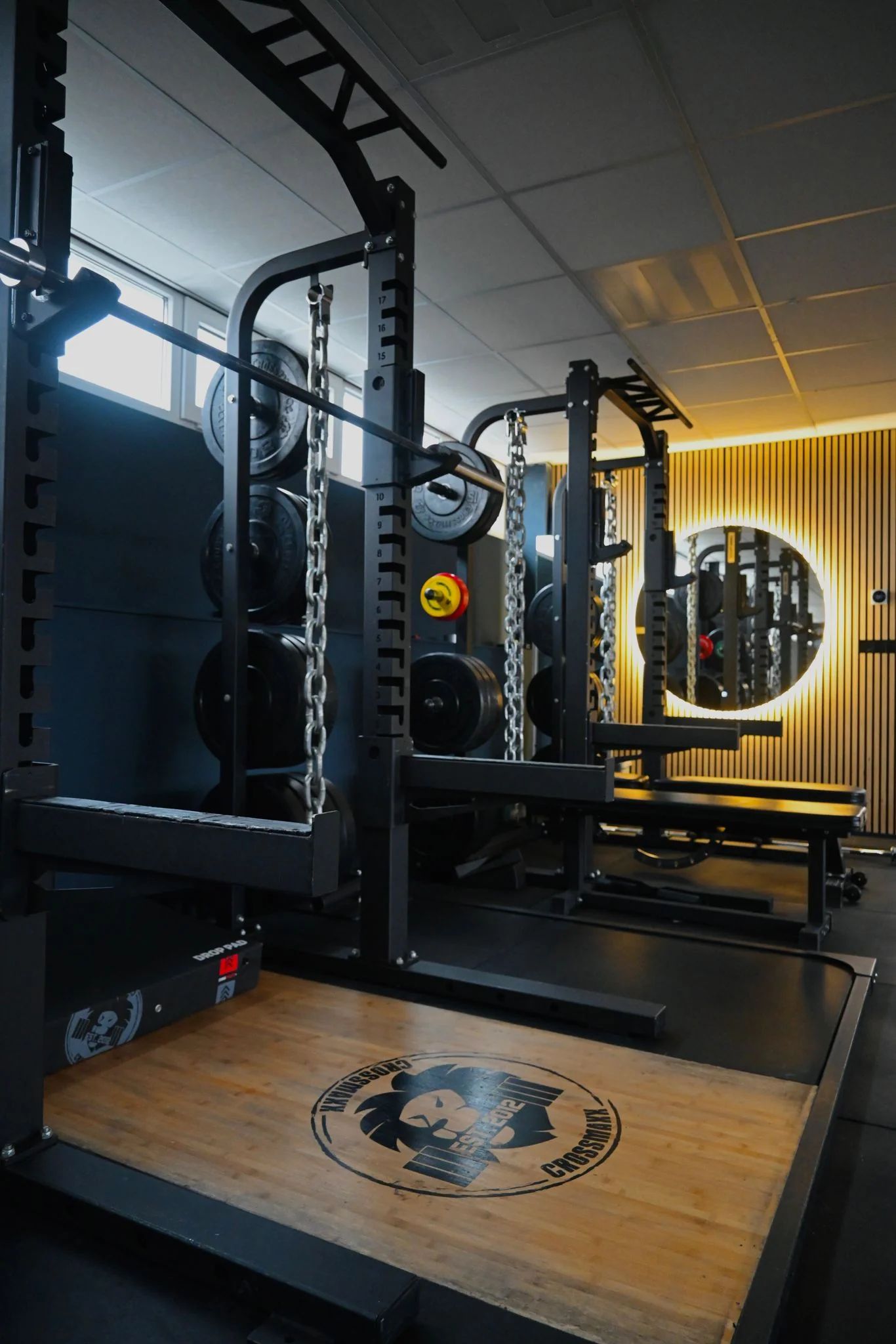 Rack met het logo op het platform