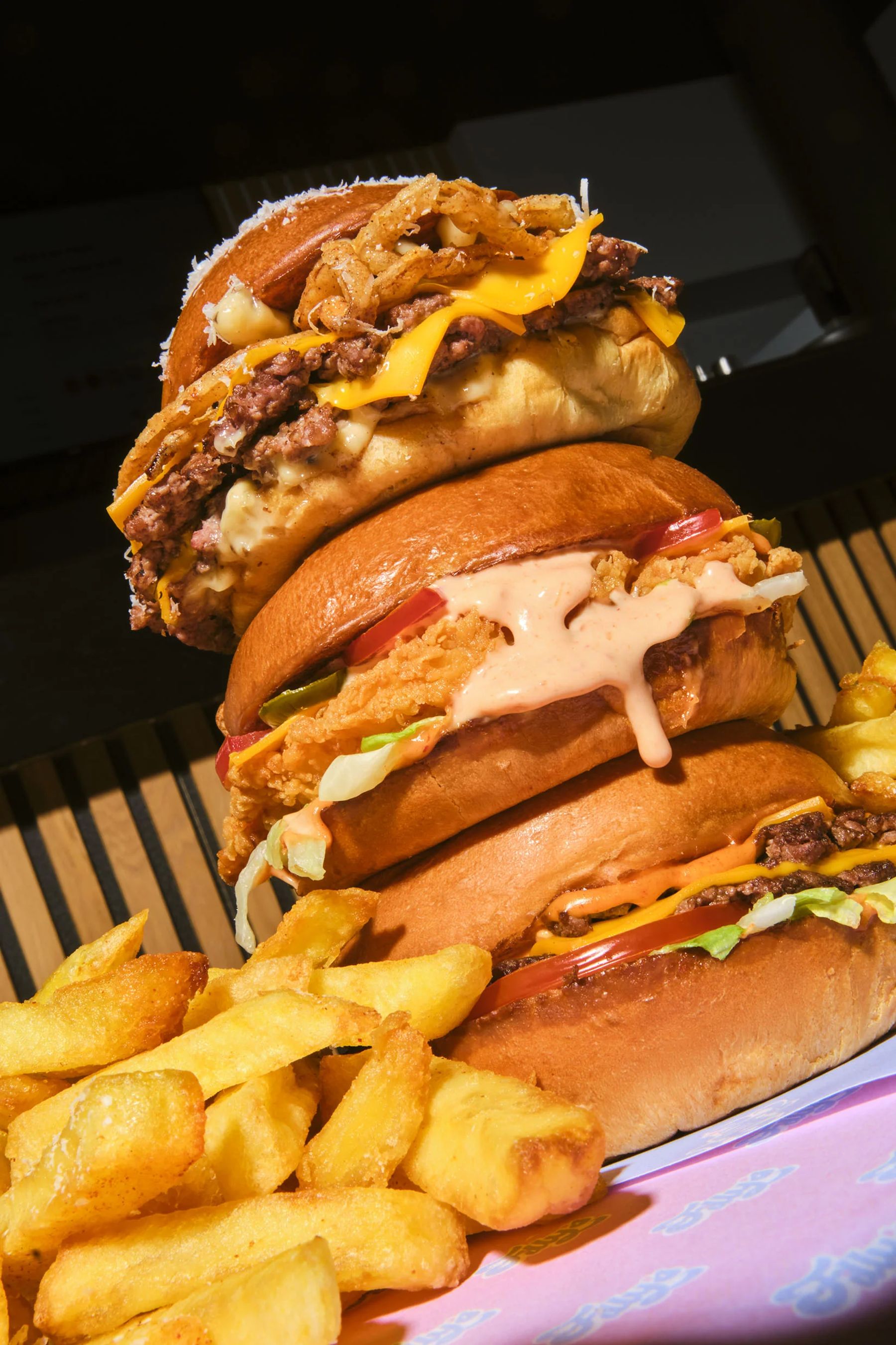 Gestapelde burgers met friet