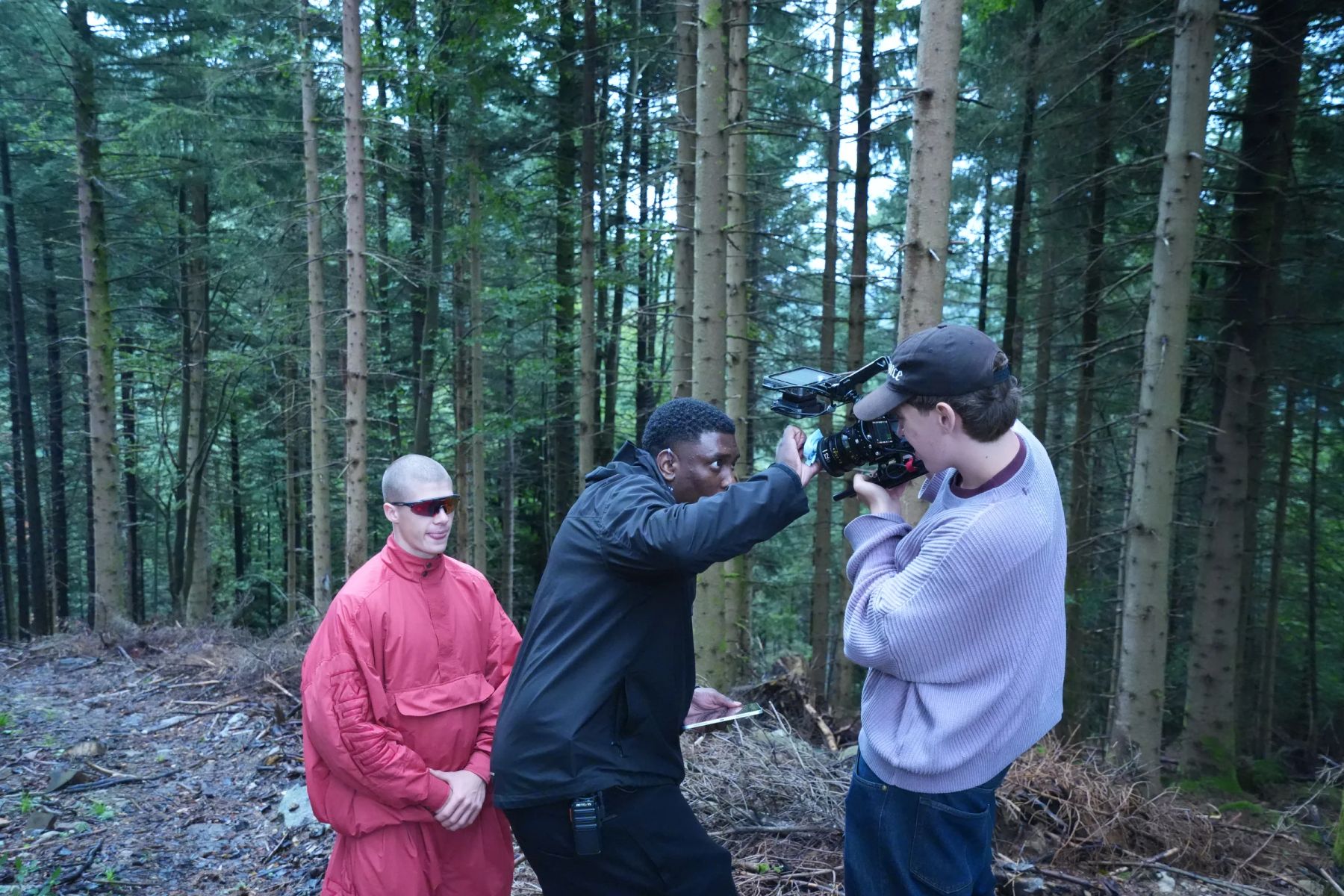 De crew filmt in het bos tijdens de draaidag van Vol. I