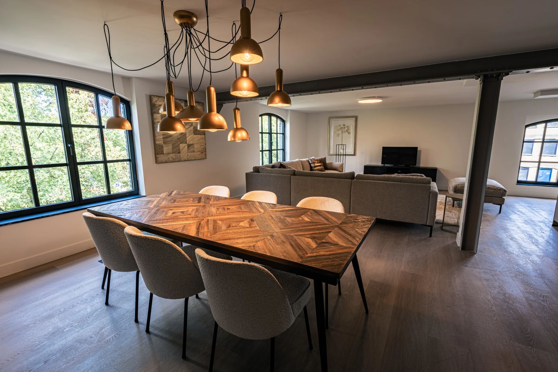 Eethoek met koperen hanglampen