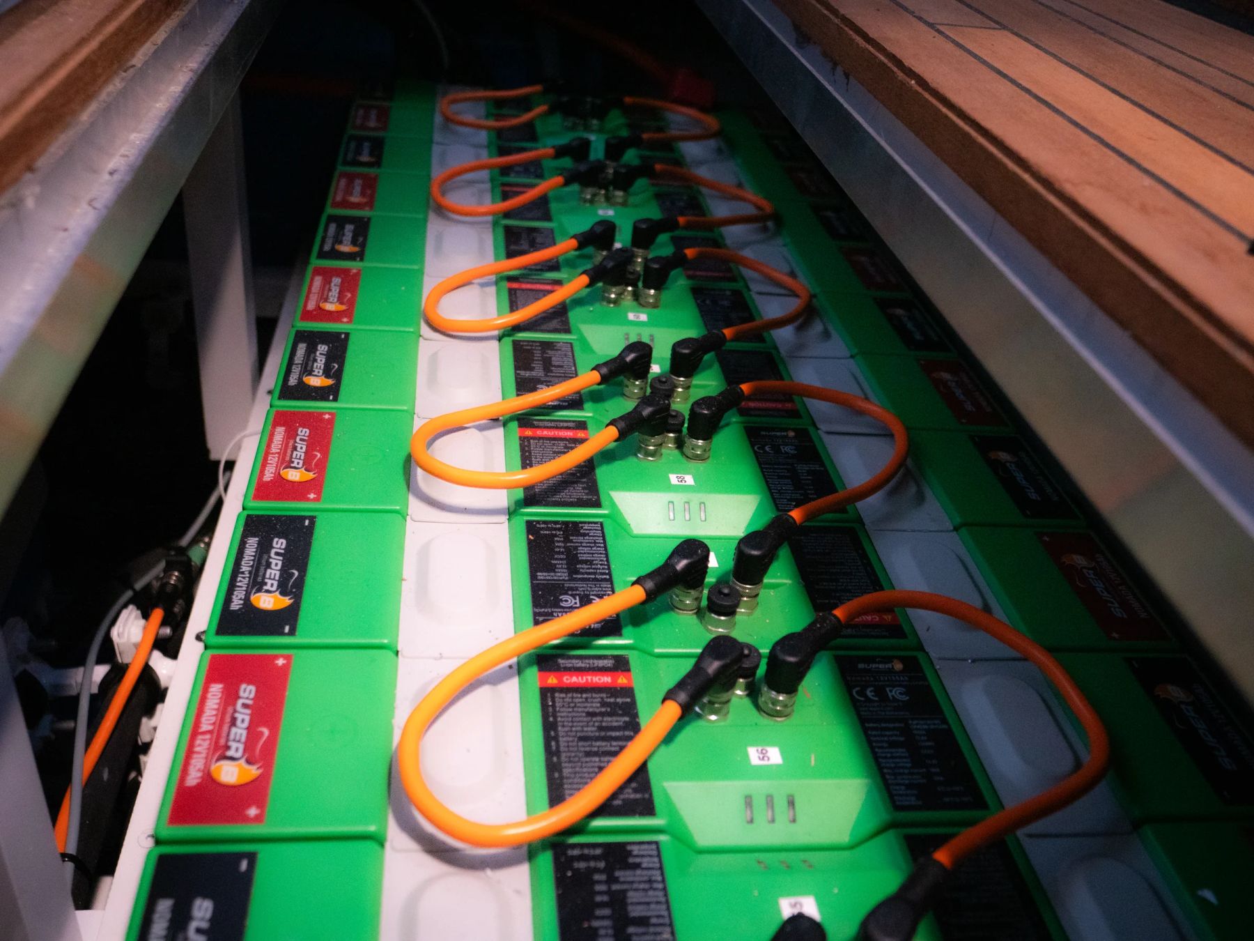 Het batterijpakket onder het dek van de Mira
