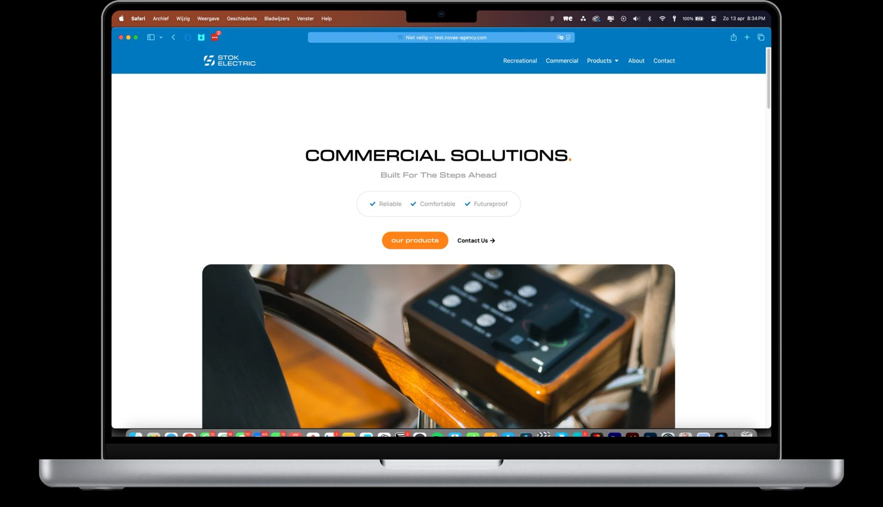 De website op een laptop