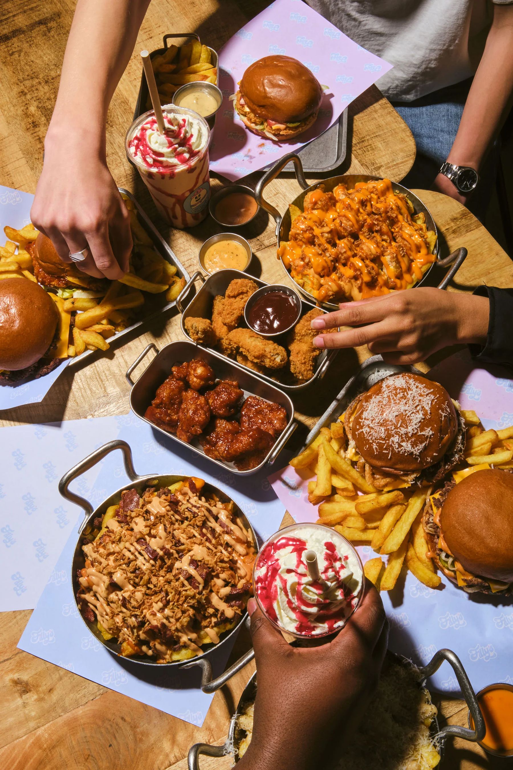 Tafel vol burgers, loaded fries en shakes