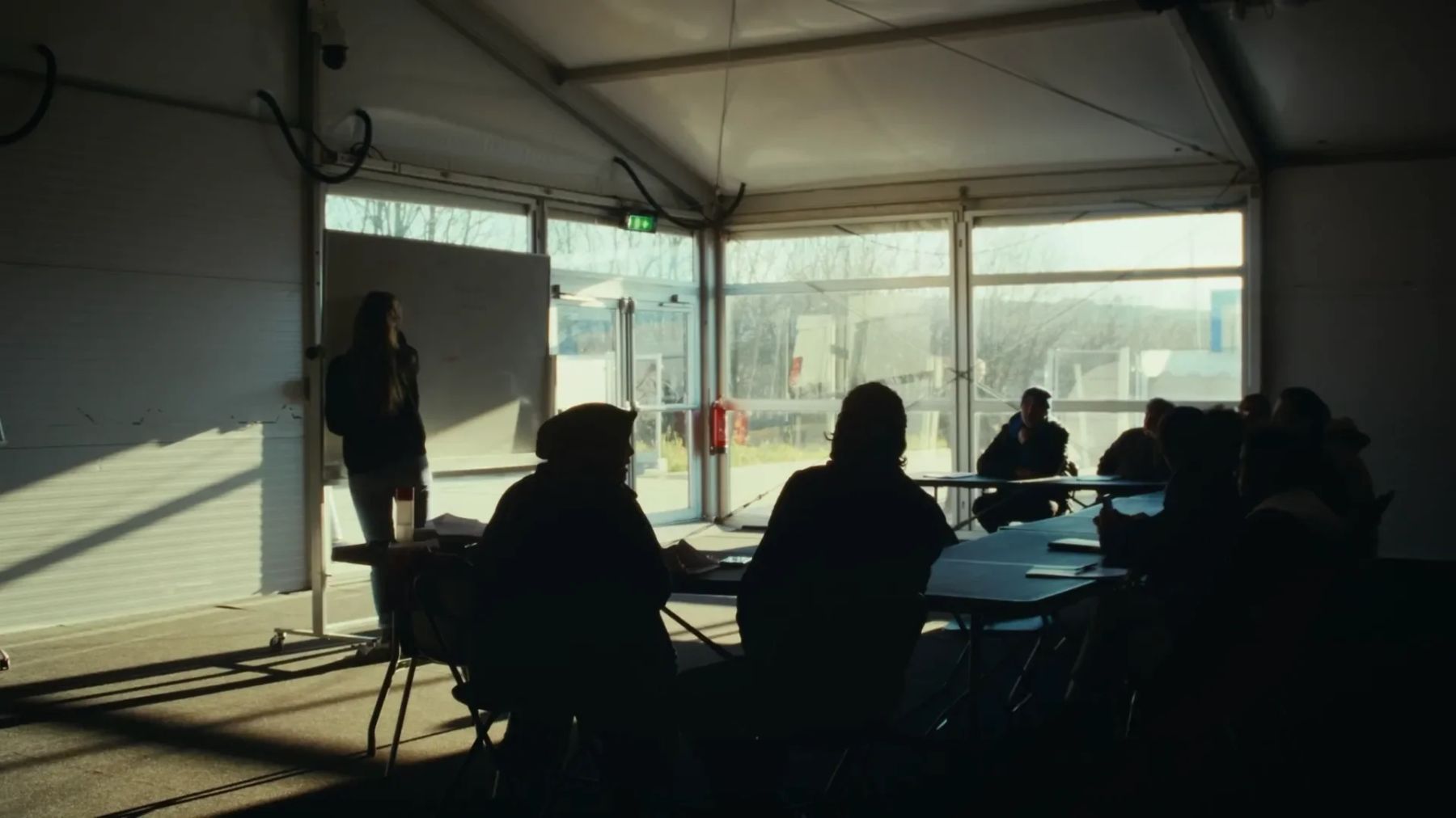 Silhouetten in de tent bij Wasbeer en Pauw