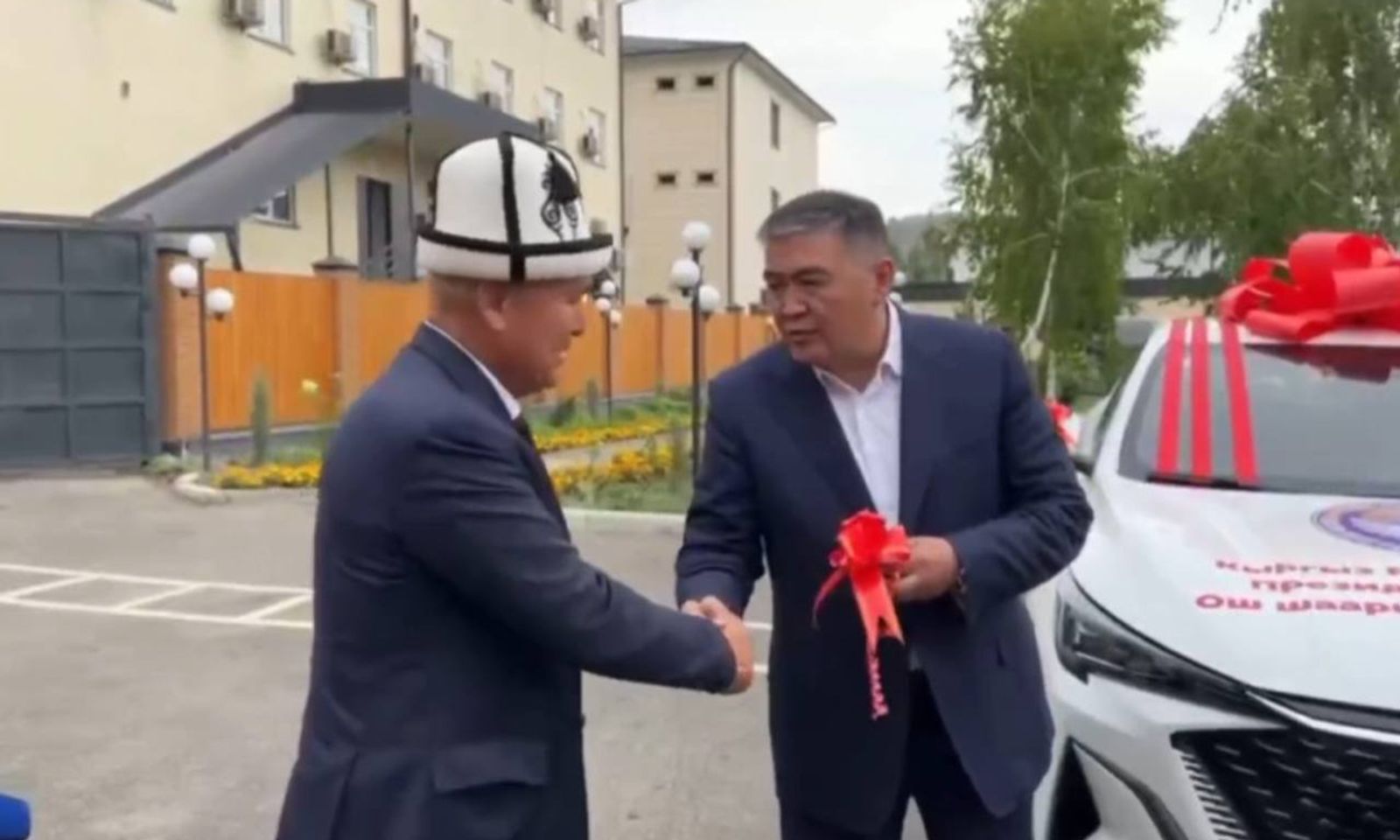 УКМКнын төрагасы Ош шаарынын мэрине убада кылынган унааны тапшырды