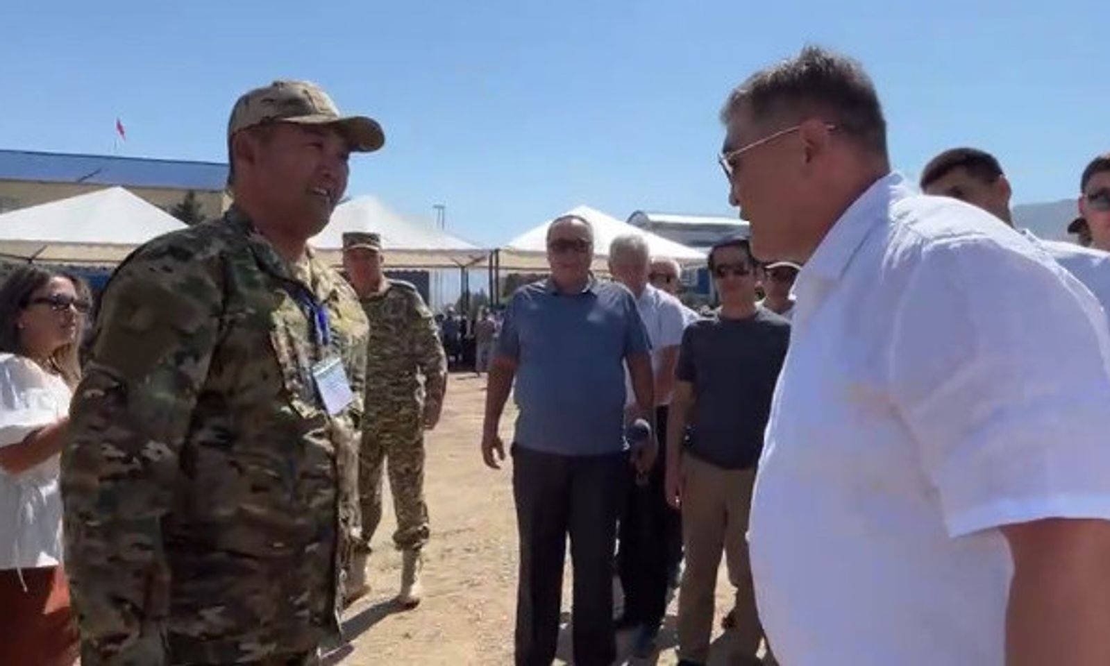 «Чакырбайсыңбы конокко»: УКМК төрагасы тогуздун (октябрь) айында Ак-Талаага бараарын айтты.