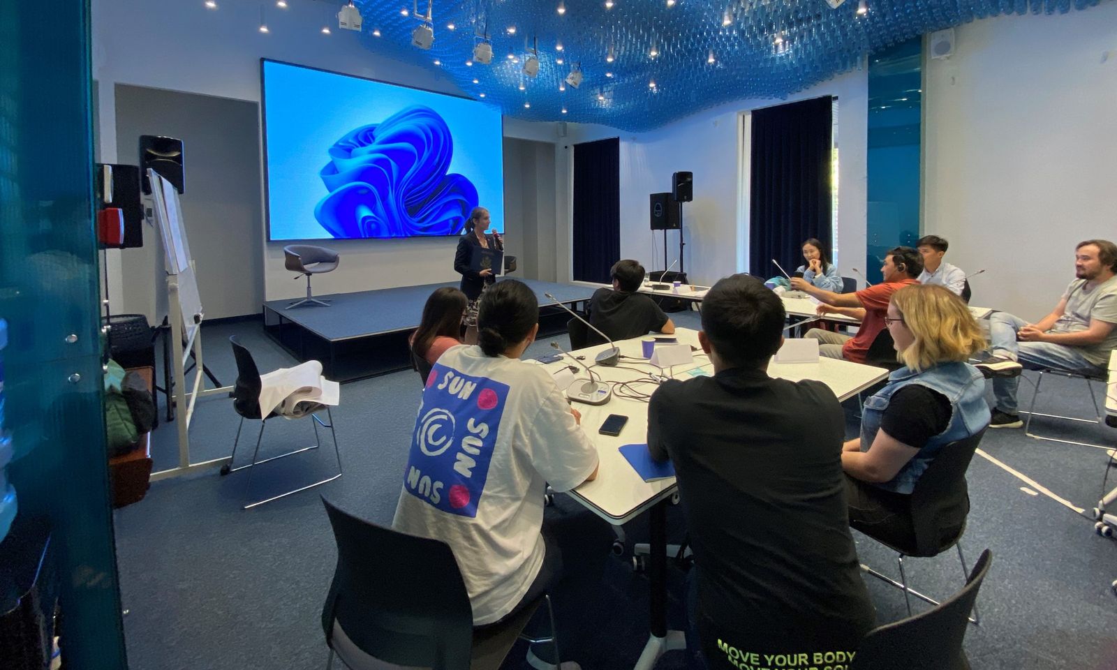 Голливуд Бишкекке келди: Америкалык сценарист Кыргызстандык профессионалдар менен мыкты тажрыйбаларды бөлүшүүдө